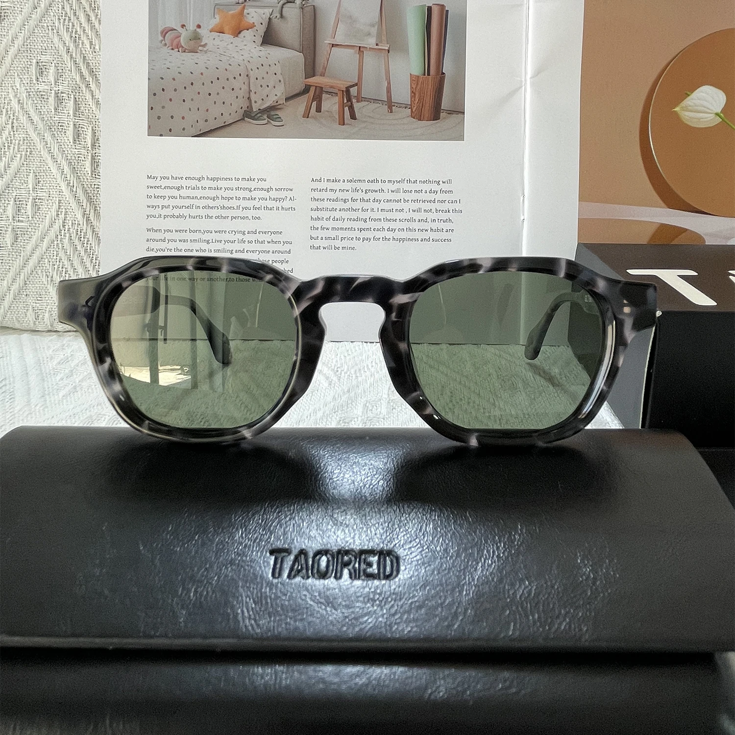 2025 New Handmade Acetate Frame Fashion Sunglasses with Case for Women and Men Outdoor Vintage Polarized UV400 Sunglasses
2025 New Handmade Acetate Frame Fashion Sunglasses with Case for Women and Men Outdoor Vintage Polarized UV400 Sunglasses