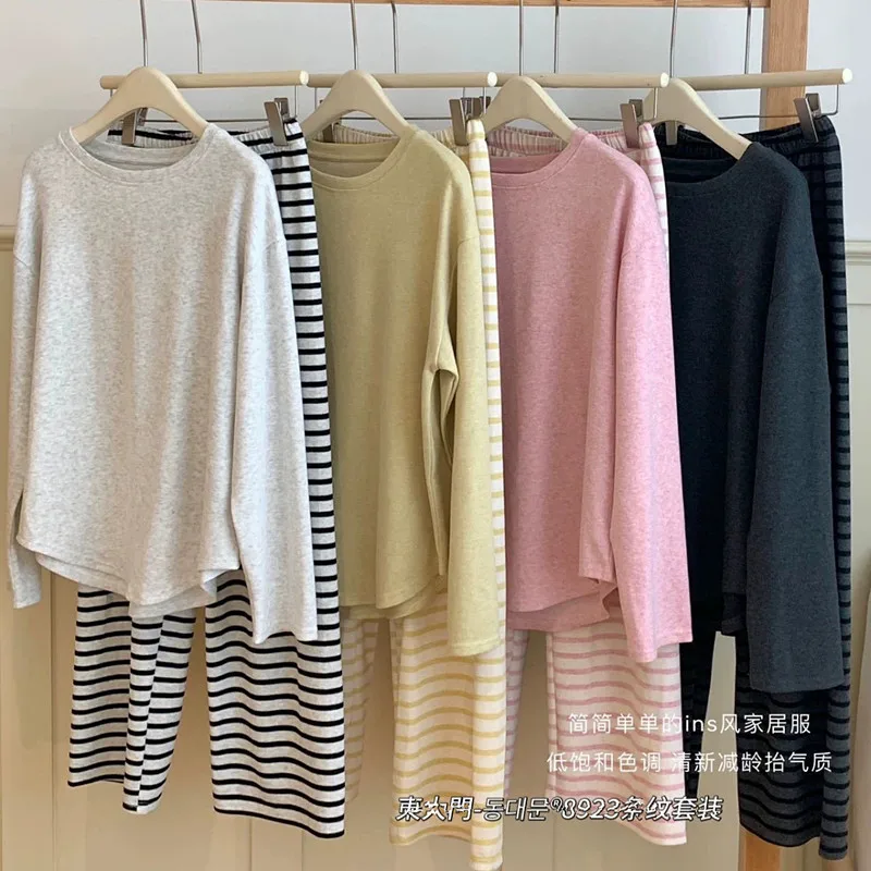 Повседневный полосатый брючный костюм с длинными рукавами, бархатная флисовая теплая одежда для сна, женские пижамы, осенне-зимняя домашняя одежда, пижамы d'hiver
Повседневный полосатый брючный костюм с длинными рукавами, бархатная флисовая теплая одежда для сна, женские пижамы, осенне-зимняя домашняя одежда, пижамы d'hiver