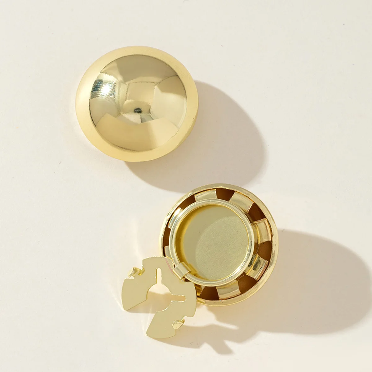 1pc Gold Color Round Cufflinks Polished Metal Shirt Studs Elegant Formal Business Accessories for Men, Wedding Party Jewelry
1pc Gold Color Round Cufflinks Polished Metal Shirt Studs Elegant Formal Business Accessories for Men, Wedding Party Jewelry