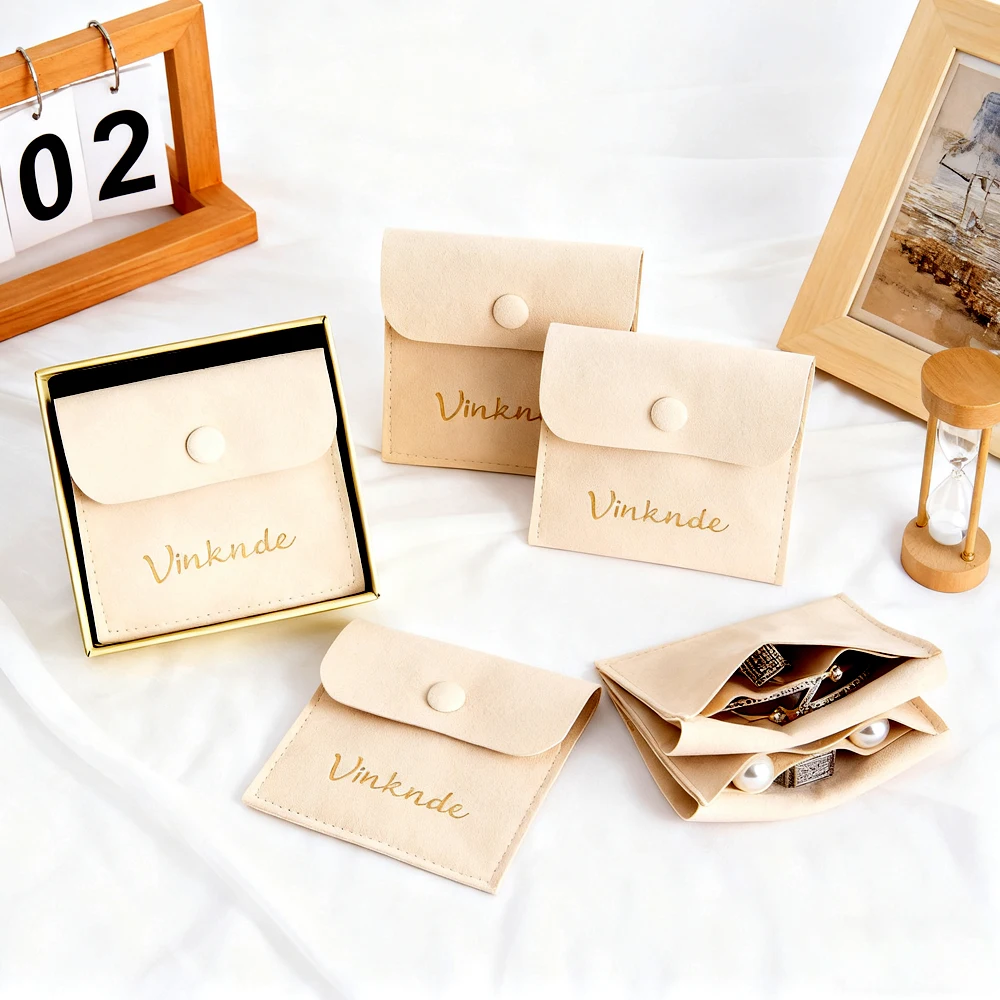 Luxury Microfiber Deboss Printing Jewelry Packaging Pouches Envelope Pouch with Button Divider Earrings Bracelet Rings Dust Bag
Luxury Microfiber Deboss Printing Jewelry Packaging Pouches Envelope Pouch with Button Divider Earrings Bracelet Rings Dust Bag