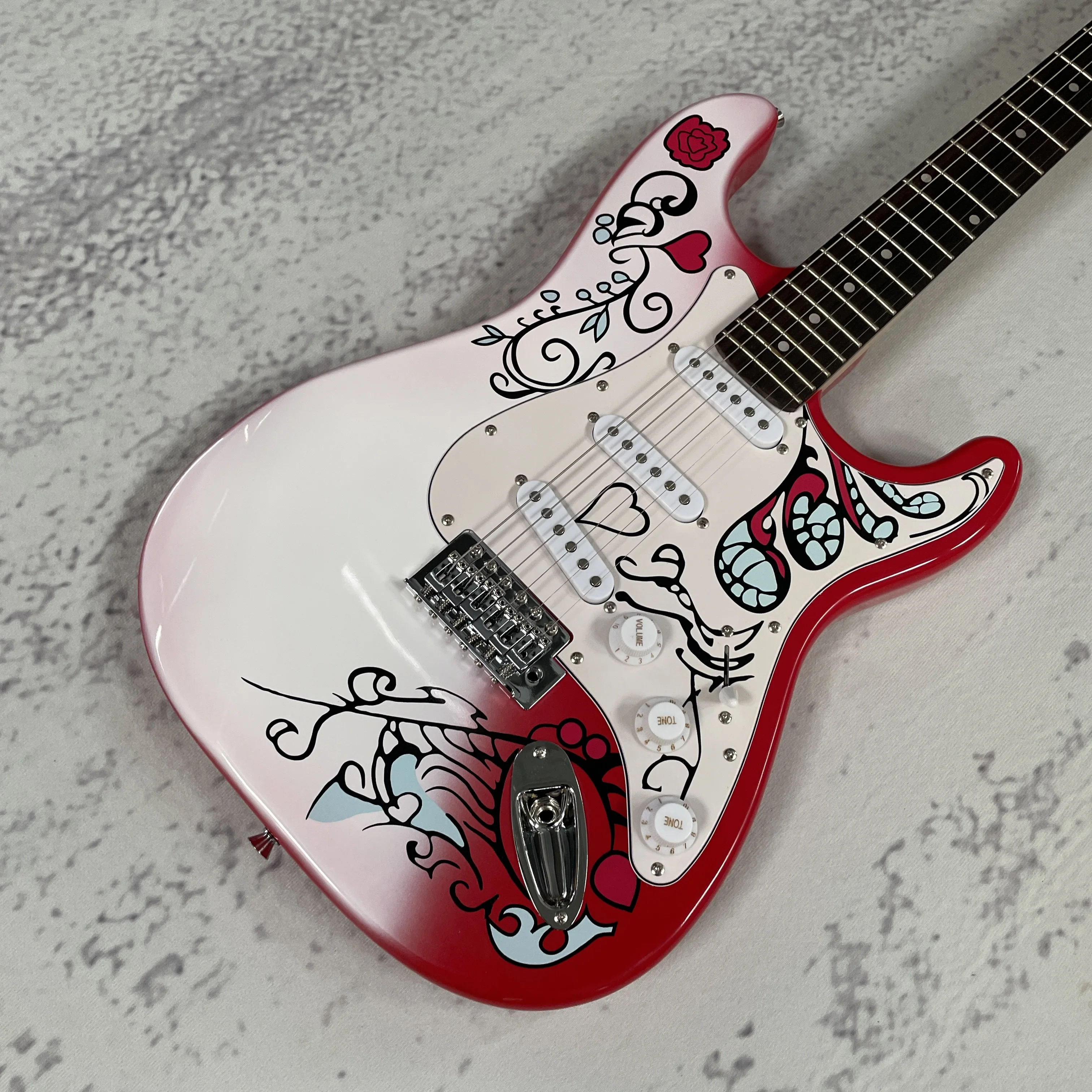 Красная 6-струнная электрогитара с однокатушными звукоснимателями в классическом стиле.
Красная 6-струнная электрогитара с однокатушными звукоснимателями в классическом стиле.