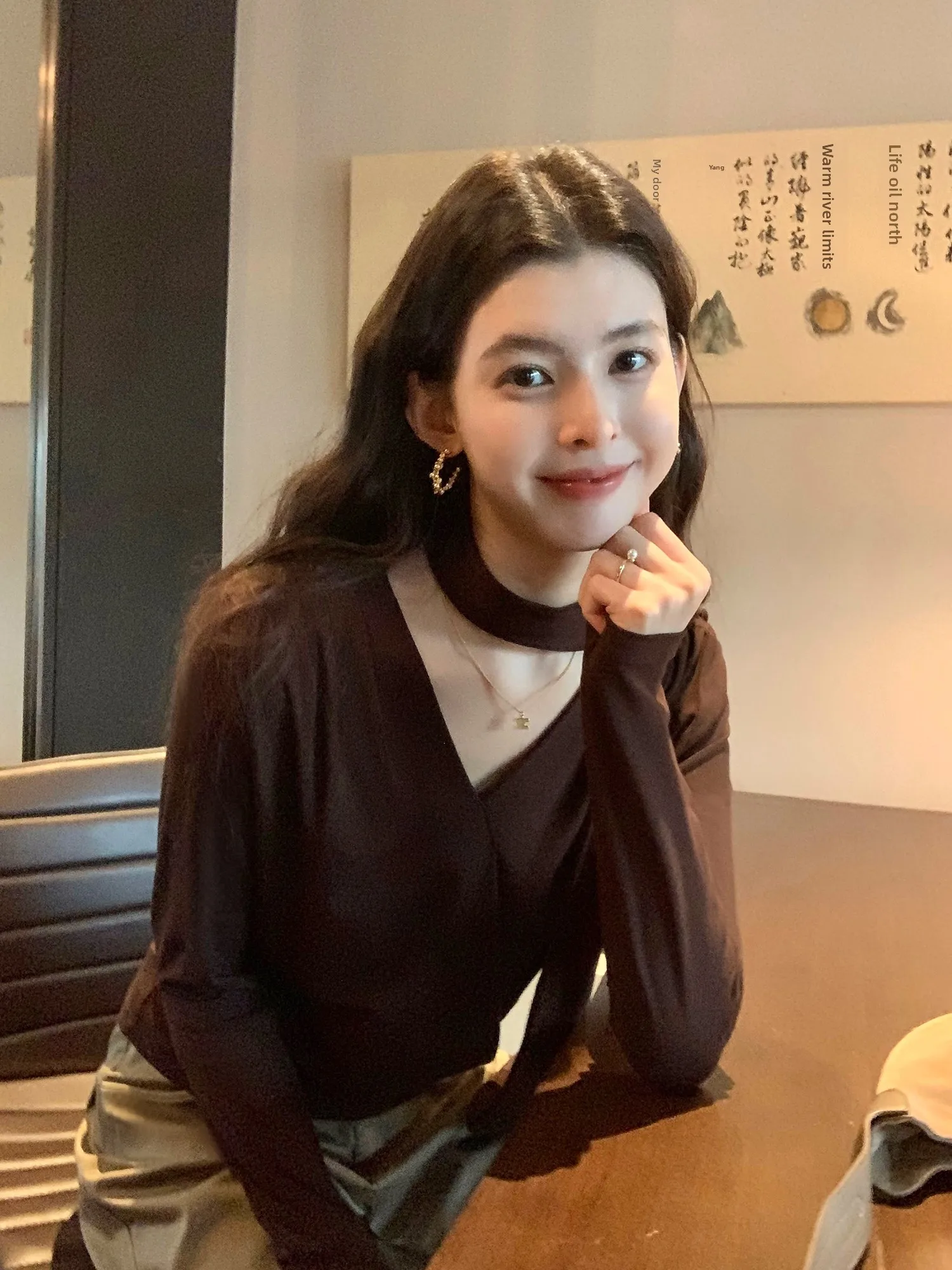 Женская трикотажная кофта Pusumede Gentle Vintage с V-образным вырезом, кофейного цвета, базовый слой, повседневная футболка с длинным рукавом
Женская трикотажная кофта Pusumede Gentle Vintage с V-образным вырезом, кофейного цвета, базовый слой, повседневная футболка с длинным рукавом