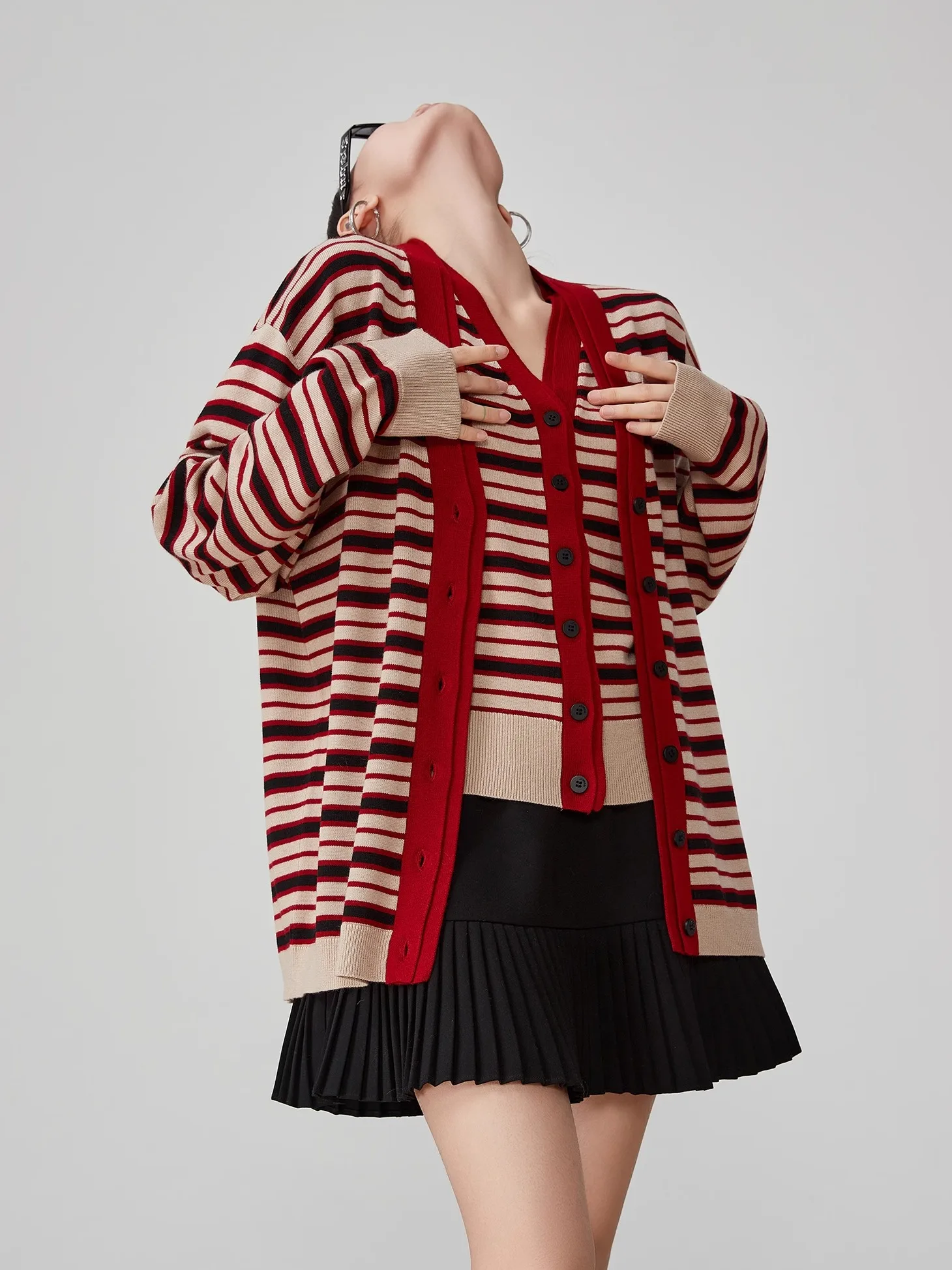 Красный полосатый вязаный кардиган с V-образным вырезом, женский тонкий комплект из двух предметов для ранней осени, модный повседневный стиль, с длинными рукавами
Красный полосатый вязаный кардиган с V-образным вырезом, женский тонкий комплект из двух предметов для ранней осени, модный повседневный стиль, с длинными рукавами