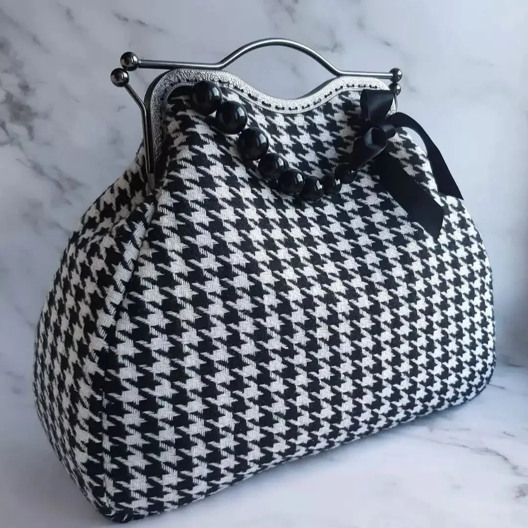 Lost in Vintage Goose Leg Print Bag Kisslock Bag Houndstooth Bag Cristmas Fabric Purse Shoulderx8 Bags Frame Clutch 34x26x12cm
Lost in Vintage Goose Leg Print Bag Kisslock Bag Houndstooth Bag Cristmas Fabric Purse Shoulderx8 Bags Frame Clutch 34x26x12cm