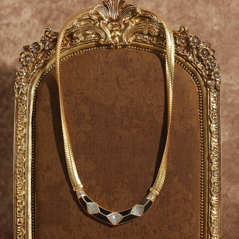 Vintage Black Enamel Choker Collar Necklace Gold Color Snake Chain Woman Rhinestone Wedding Accessories Luxury Designer 2025
Vintage Black Enamel Choker Collar Necklace Gold Color Snake Chain Woman Rhinestone Wedding Accessories Luxury Designer 2025
