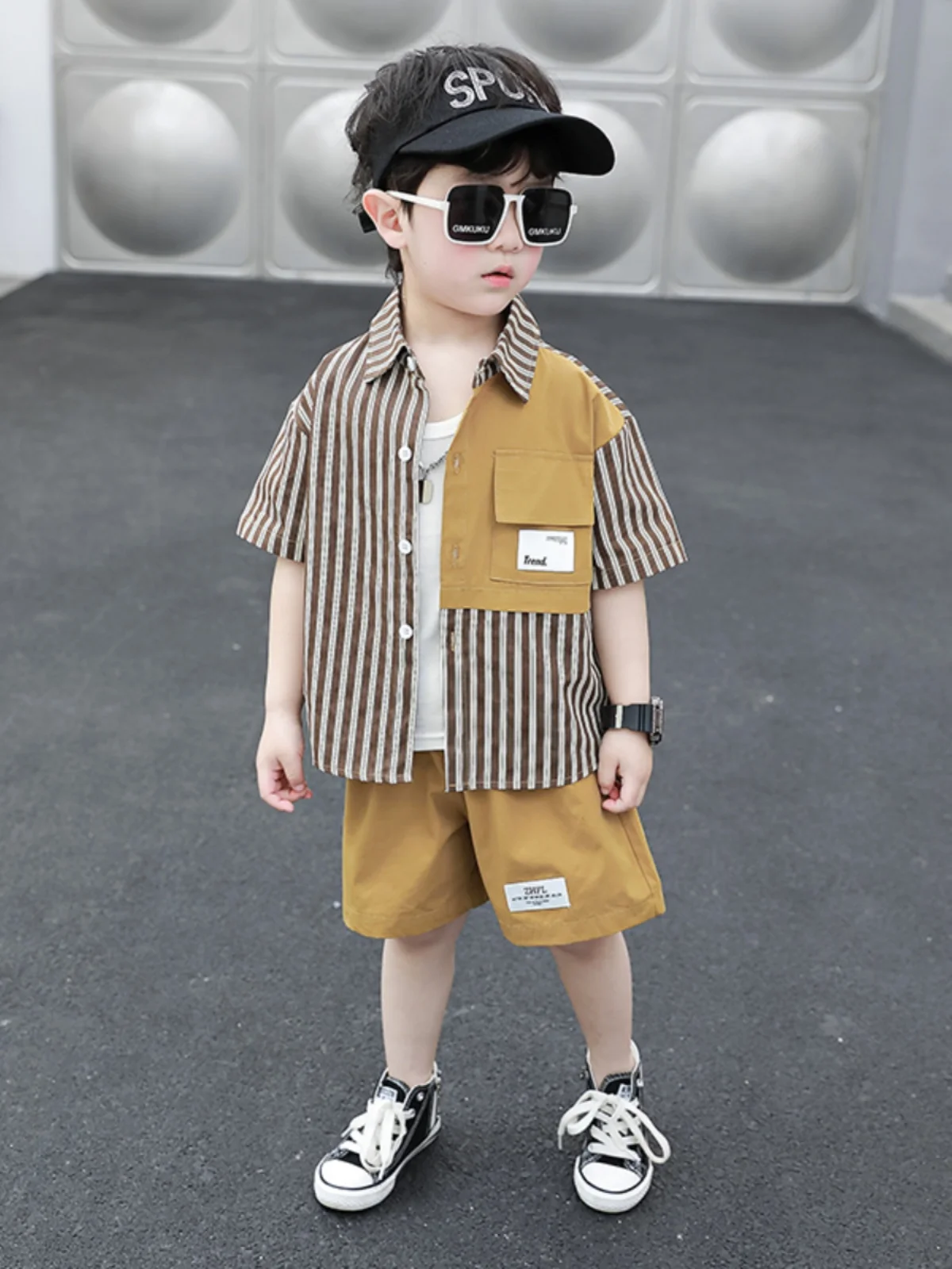 Комплект из двух предметов: футболка с коротким рукавом в полоску и шорты для мальчиков, летняя детская одежда, модный уличный стиль для малышей
Комплект из двух предметов: футболка с коротким рукавом в полоску и шорты для мальчиков, летняя детская одежда, модный уличный стиль для малышей