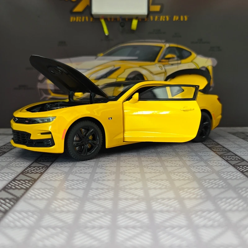 1:24 simulation Chevrolet Camaro alloy car model doors and the front hood and trunk door can also be opened finely crafted
1:24 simulation Chevrolet Camaro alloy car model doors and the front hood and trunk door can also be opened finely crafted