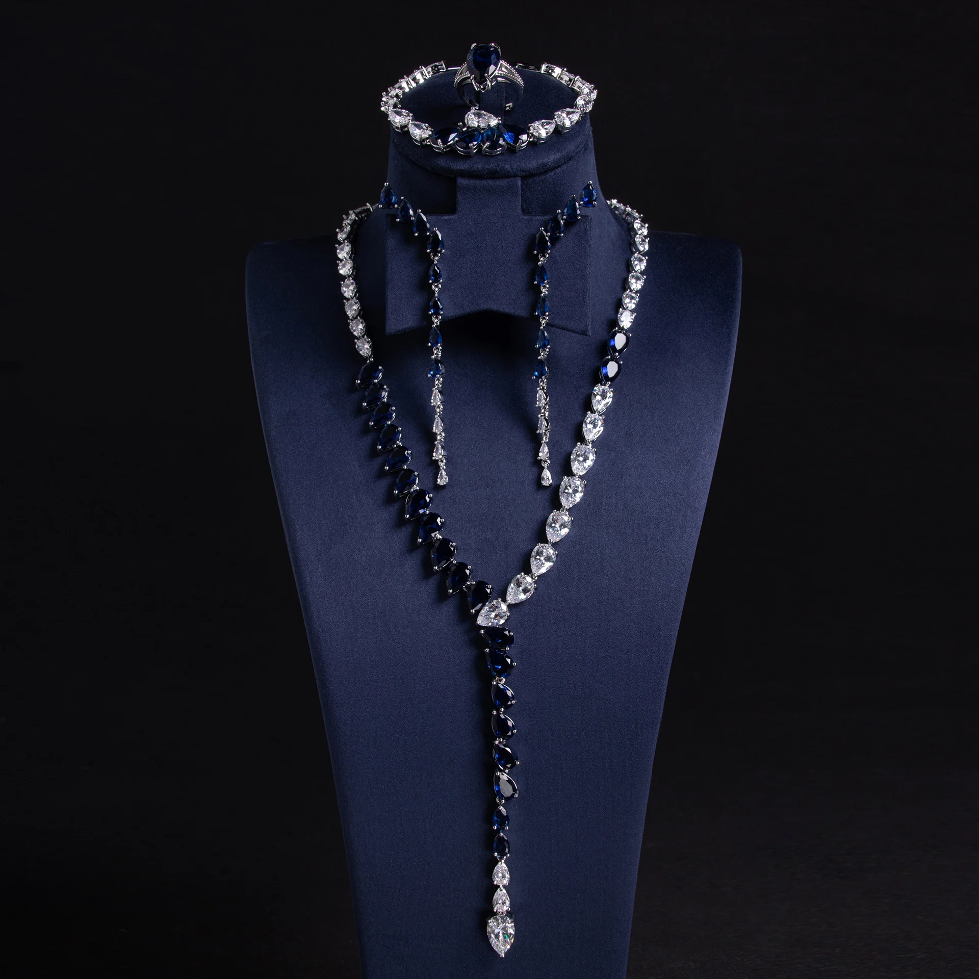 Minimalist Two-tone Splicing Water Drop Zircon Four-piece Jewelry Set Necklace Earrings Bracelet Ring Wedding Dress Accessories
Minimalist Two-tone Splicing Water Drop Zircon Four-piece Jewelry Set Necklace Earrings Bracelet Ring Wedding Dress Accessories