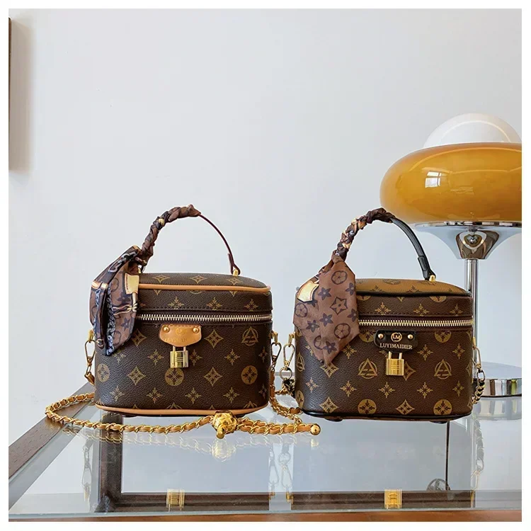 New 2025! Girls' Retro Crossbody Bag - Exquisite Print, Delicate Chain, Square Silhouette, Ideal for Cosmetic Organization
New 2025! Girls' Retro Crossbody Bag - Exquisite Print, Delicate Chain, Square Silhouette, Ideal for Cosmetic Organization