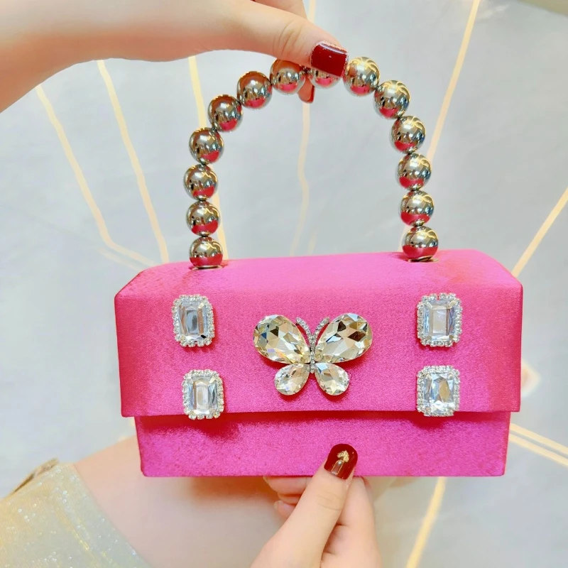 Блестящие шелковые ярко-розовые вечерние сумки, женские роскошные сумки в коробке с бриллиантами, сумка со стразами, бабочкой и жемчугом, квадратная сумка через плечо, женские Bolsas
Блестящие шелковые ярко-розовые вечерние сумки, женские роскошные сумки в коробке с бриллиантами, сумка со стразами, бабочкой и жемчугом, квадратная сумка через плечо, женские Bolsas