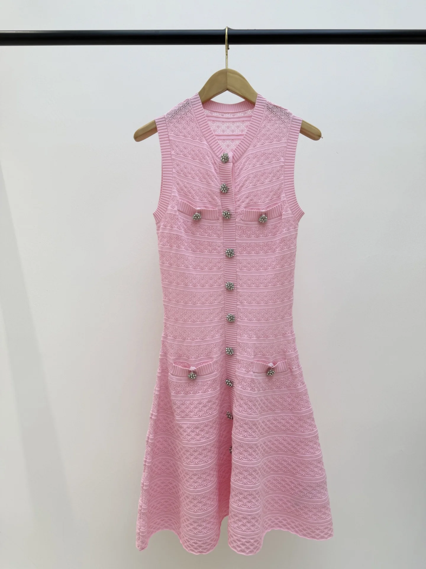 Pink sleeveless knitted dress, elegant style, diamond-shaped buttons, fitted A-line women's dress, 2026 summer new design
Pink sleeveless knitted dress, elegant style, diamond-shaped buttons, fitted A-line women's dress, 2026 summer new design