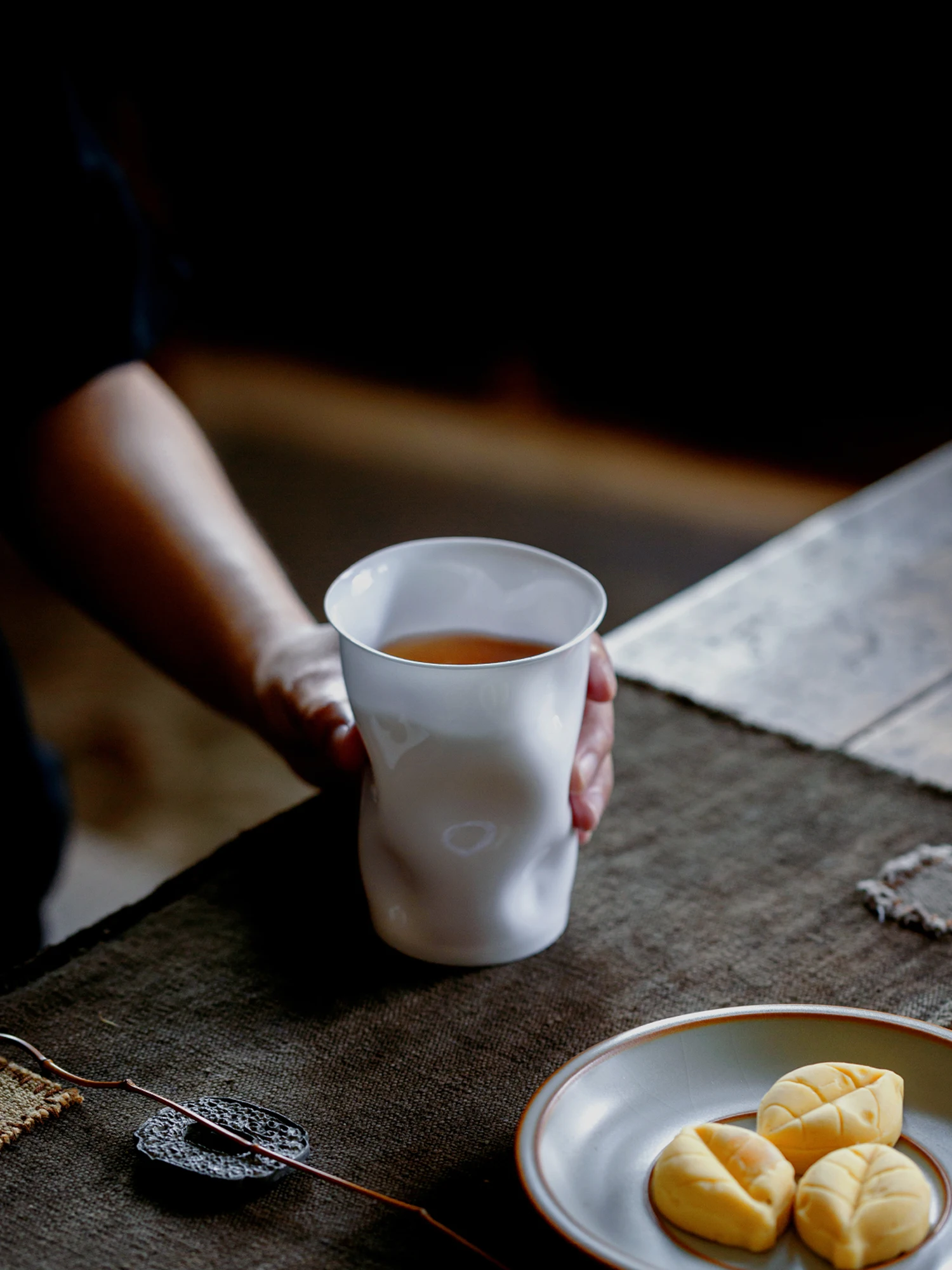 Large Capaci Cerc Tea Cup White Porcelain Handmade Coca-Cola Cup Creative Coffee Drinking Warm Hand Cup for Busin Use
Large Capaci Cerc Tea Cup White Porcelain Handmade Coca-Cola Cup Creative Coffee Drinking Warm Hand Cup for Busin Use