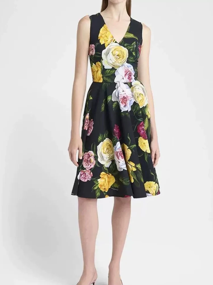 Retro and elegant deep V-neck printed sleeveless A-word vest skirt 2025 summer dress women's new luxury high waist big swing dre
Retro and elegant deep V-neck printed sleeveless A-word vest skirt 2025 summer dress women's new luxury high waist big swing dre