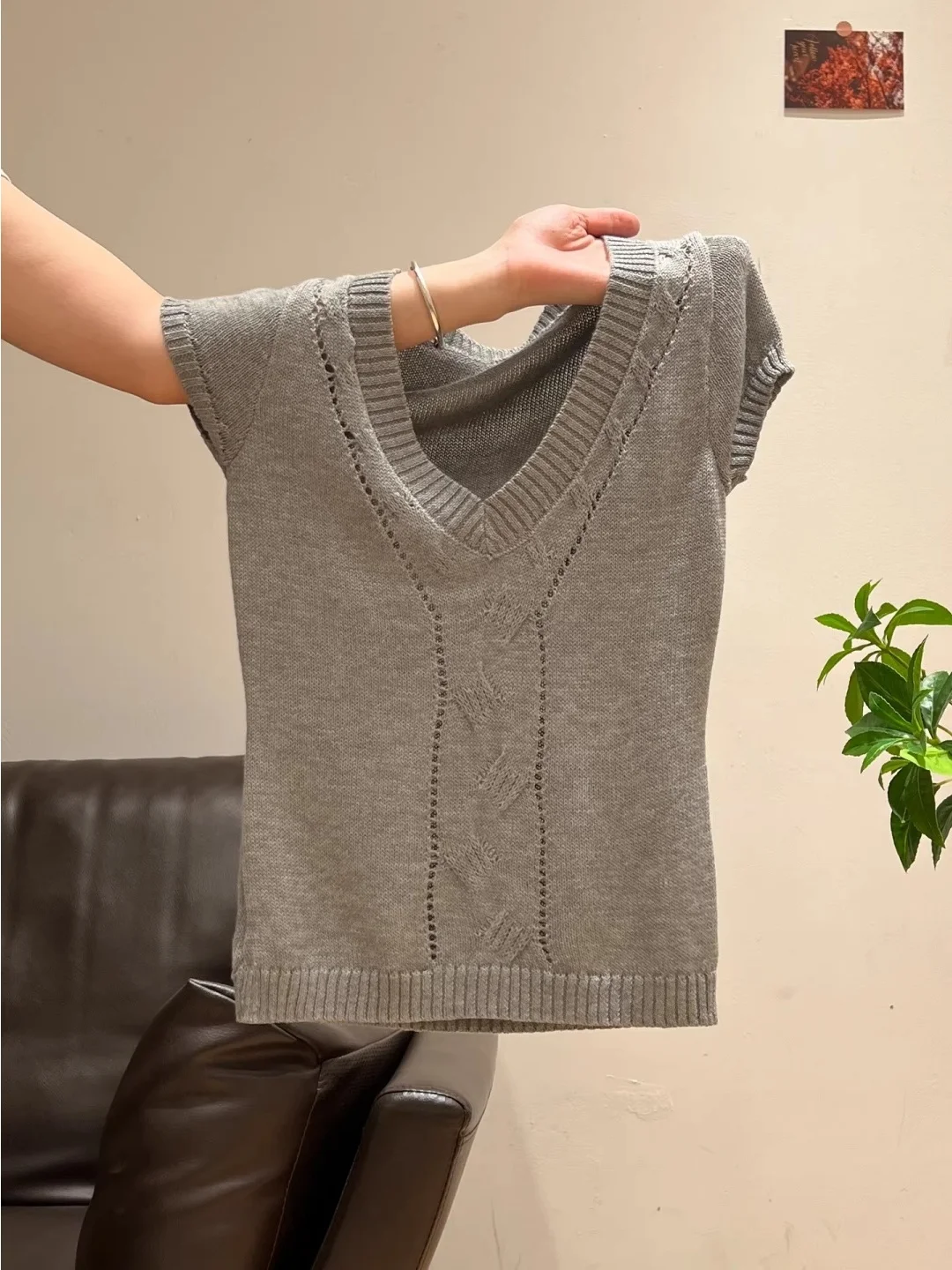Loose Women's Short Sleeve V-Neck Knitted Sweater Summer Design Sense Gray Twist Heavy Industry Guangzhou Thirteenth Factory
Loose Women's Short Sleeve V-Neck Knitted Sweater Summer Design Sense Gray Twist Heavy Industry Guangzhou Thirteenth Factory