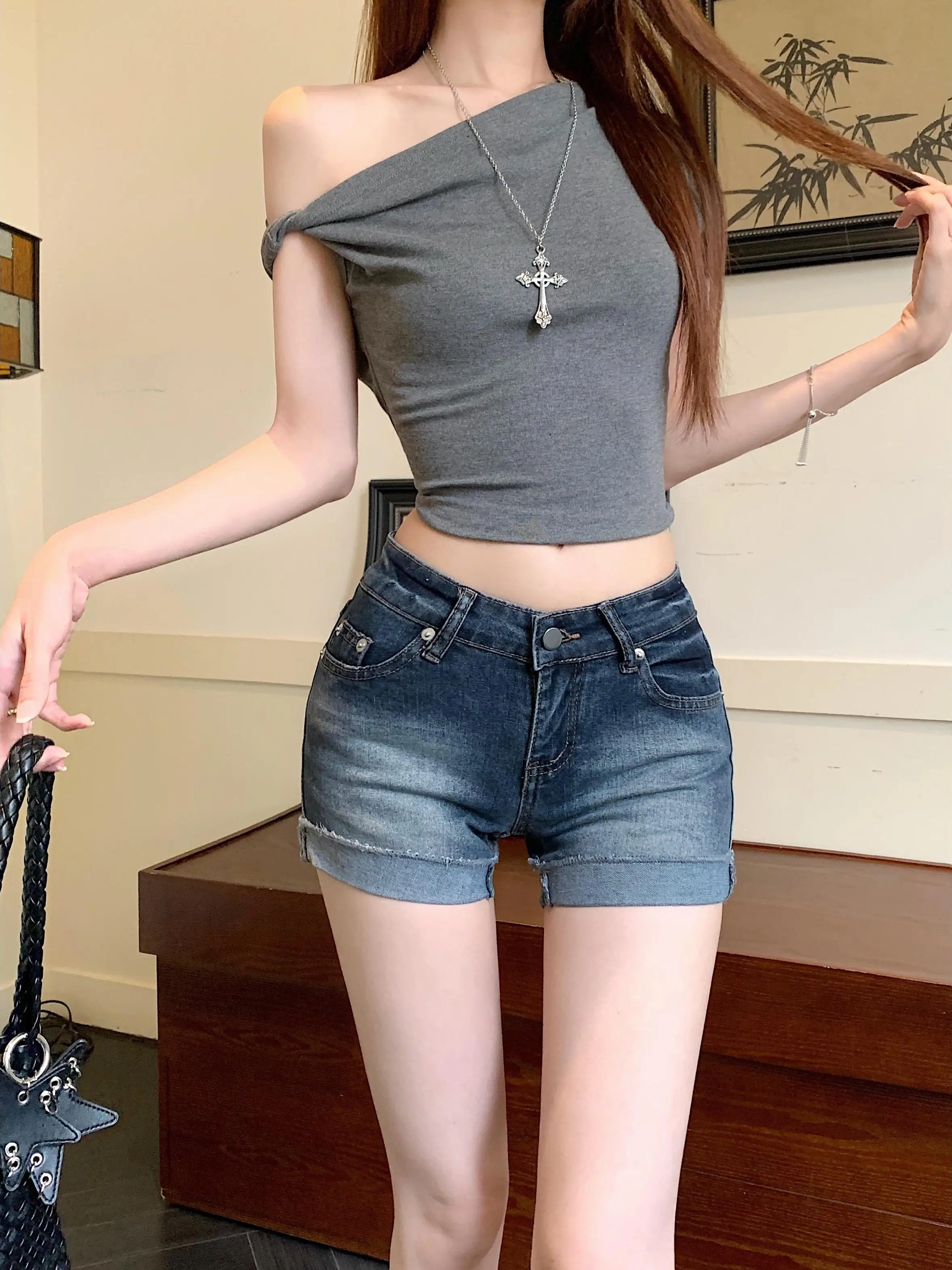 Retro American Washed Distressed Low Waist Denim Shorts Women's Summer 2026 New Style Spicy Girl Tight Fitting Pants
Retro American Washed Distressed Low Waist Denim Shorts Women's Summer 2026 New Style Spicy Girl Tight Fitting Pants