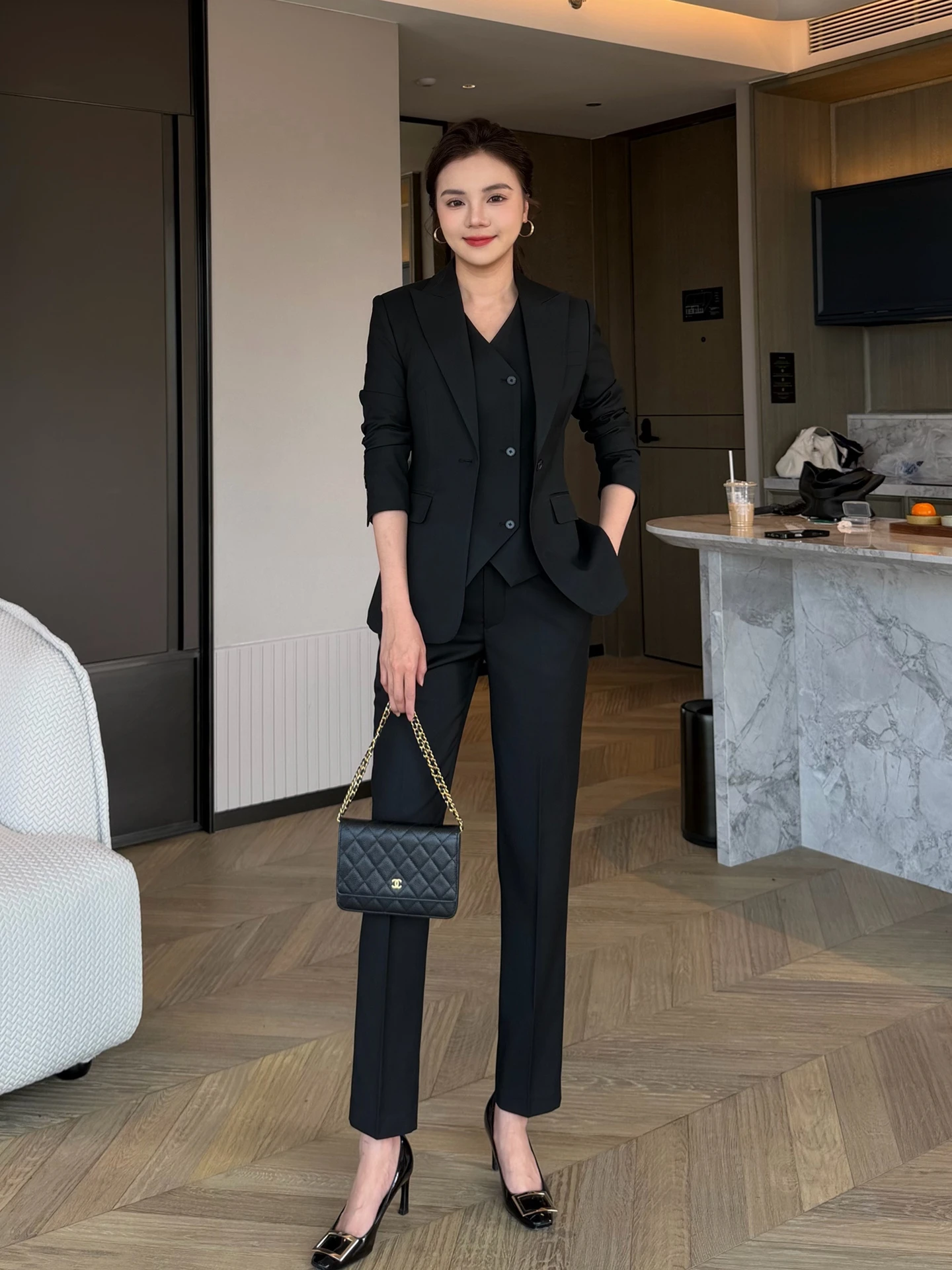 Ele Bla Profional Women's Busin Suit Outerwear Slim Fit Tee-Piece Set for Commuting Formal Wear
Ele Bla Profional Women's Busin Suit Outerwear Slim Fit Tee-Piece Set for Commuting Formal Wear