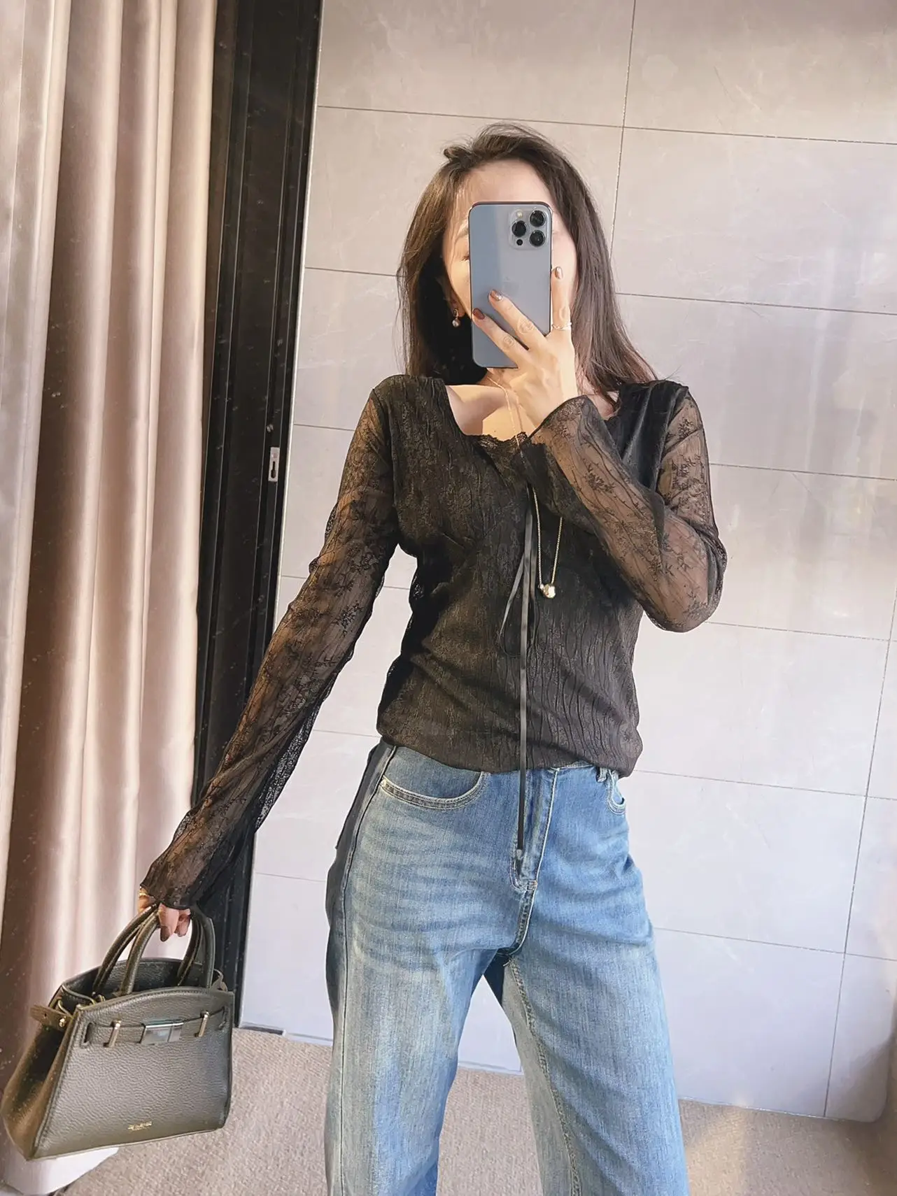 Романтичная черная эластичная утягивающая футболка с длинным рукавом и кружевом, универсальная, в стиле принцесс, французская мода, приталенный крой, полиэстер
Романтичная черная эластичная утягивающая футболка с длинным рукавом и кружевом, универсальная, в стиле принцесс, французская мода, приталенный крой, полиэстер