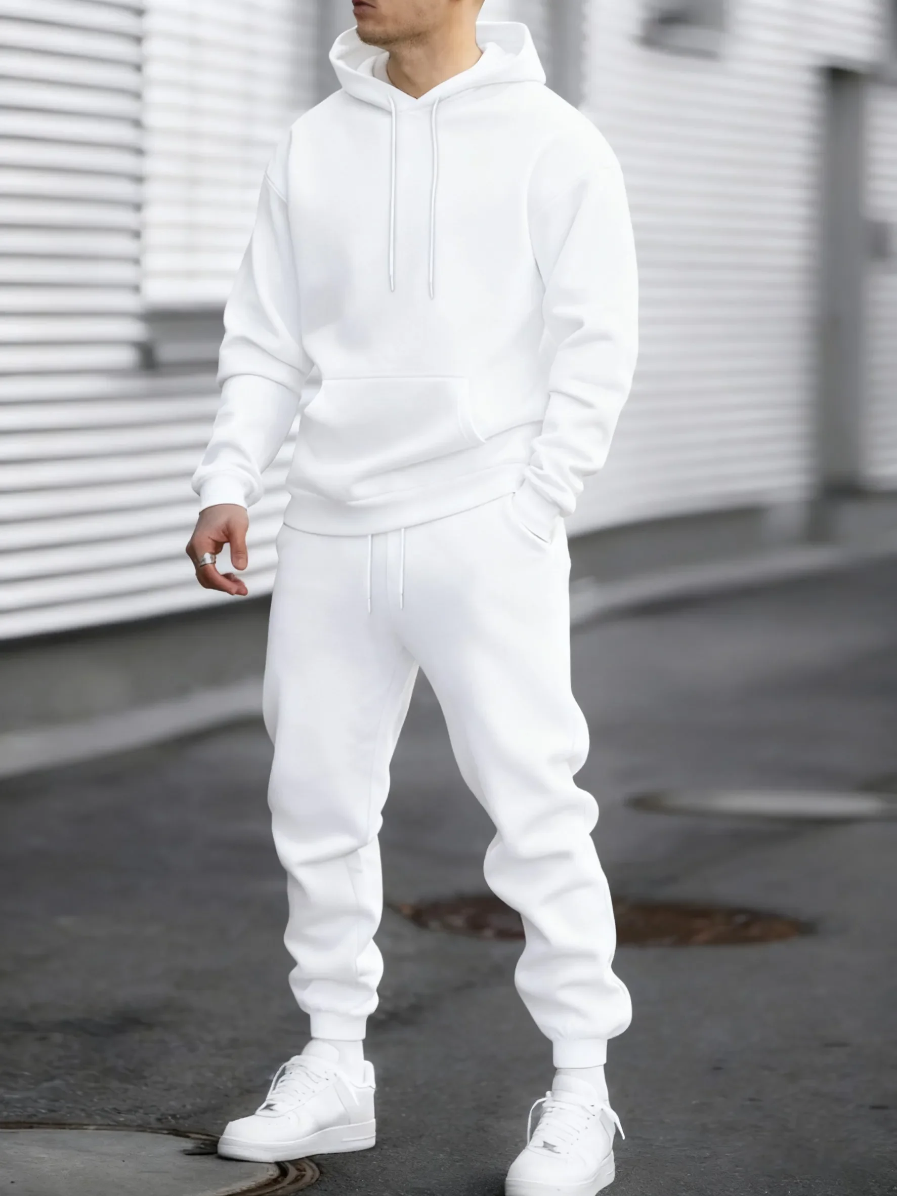 New trend in men's jogging streetwearathletic trouserspaired with hoodiesPolaire has amplestock ofautumn/winter sportswear sets.
New trend in men's jogging streetwearathletic trouserspaired with hoodiesPolaire has amplestock ofautumn/winter sportswear sets.