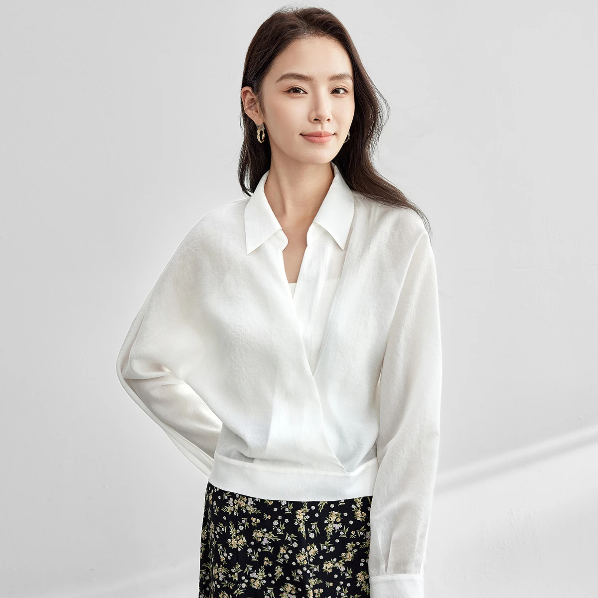 Женская белая блузка SENTUBILA с рукавами «летучая мышь», весна 2026, повседневная, с отложным воротником, тонкая, с драпировкой, роскошная женская рубашка 151C58339
Женская белая блузка SENTUBILA с рукавами «летучая мышь», весна 2026, повседневная, с отложным воротником, тонкая, с драпировкой, роскошная женская рубашка 151C58339