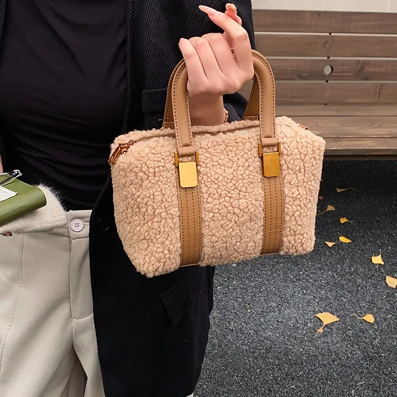 Luxury Designer Winter Plush Handheld Boston Bag Versatile Style New Fashionable Bag for Women
Luxury Designer Winter Plush Handheld Boston Bag Versatile Style New Fashionable Bag for Women