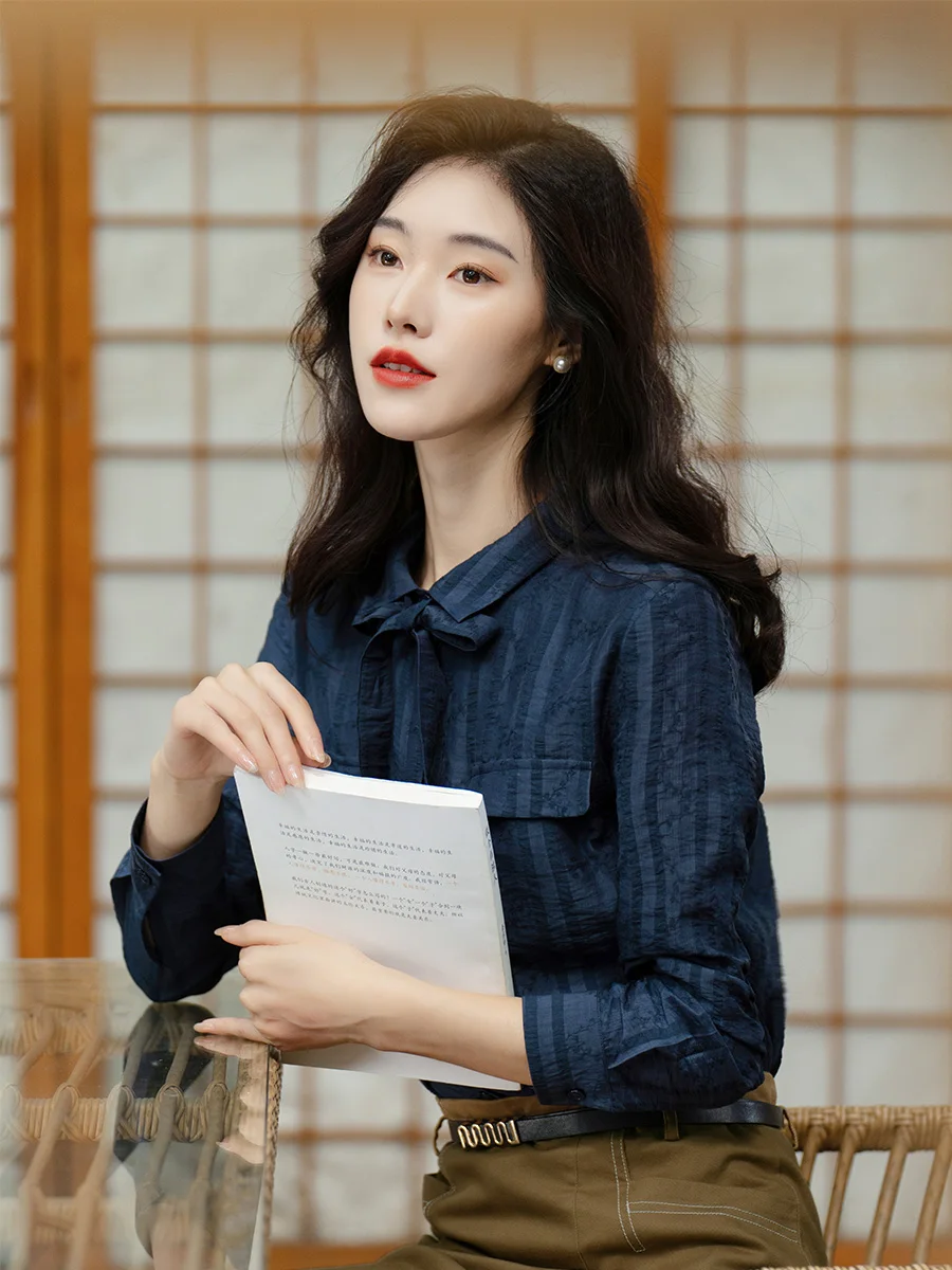 Синяя женская блузка с длинным рукавом, модная, с узлом, для офиса, осенняя новинка, приталенный крой, профессиональный стиль
Синяя женская блузка с длинным рукавом, модная, с узлом, для офиса, осенняя новинка, приталенный крой, профессиональный стиль