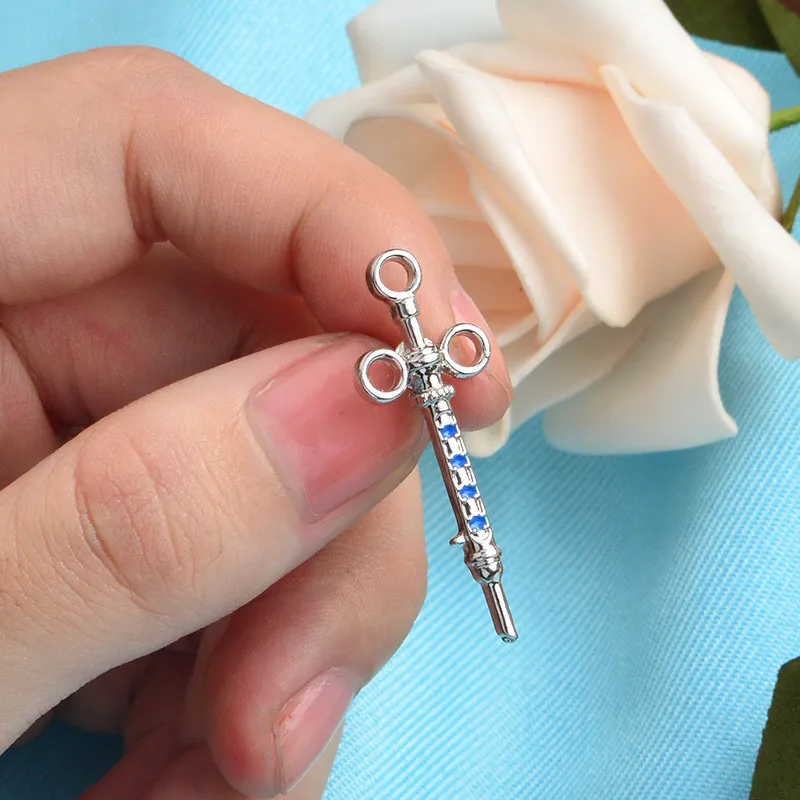 10PCS/Lot Medical Supplies Syringe Lacquer-lined Brooch Oil Drop Badge Wholesale Bag Collar Accessories
10PCS/Lot Medical Supplies Syringe Lacquer-lined Brooch Oil Drop Badge Wholesale Bag Collar Accessories