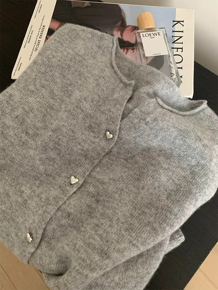 2025 new love silver button gray 100% wool cardigan women's small V-neck knitted top
2025 new love silver button gray 100% wool cardigan women's small V-neck knitted top