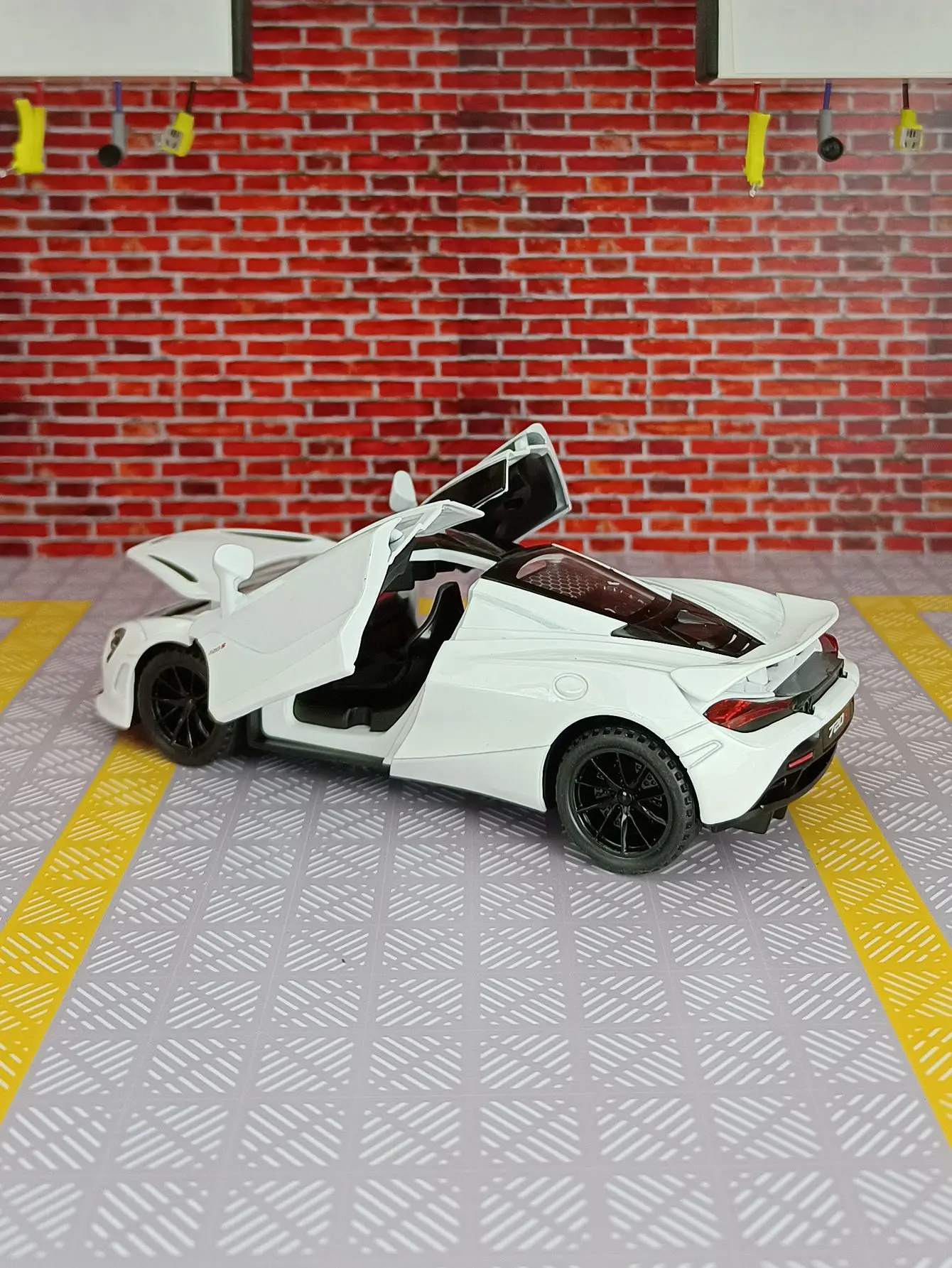 1:32 720S sports car alloy model children's car ornaments super run pull-back acousto-optic toy car with rich details
1:32 720S sports car alloy model children's car ornaments super run pull-back acousto-optic toy car with rich details