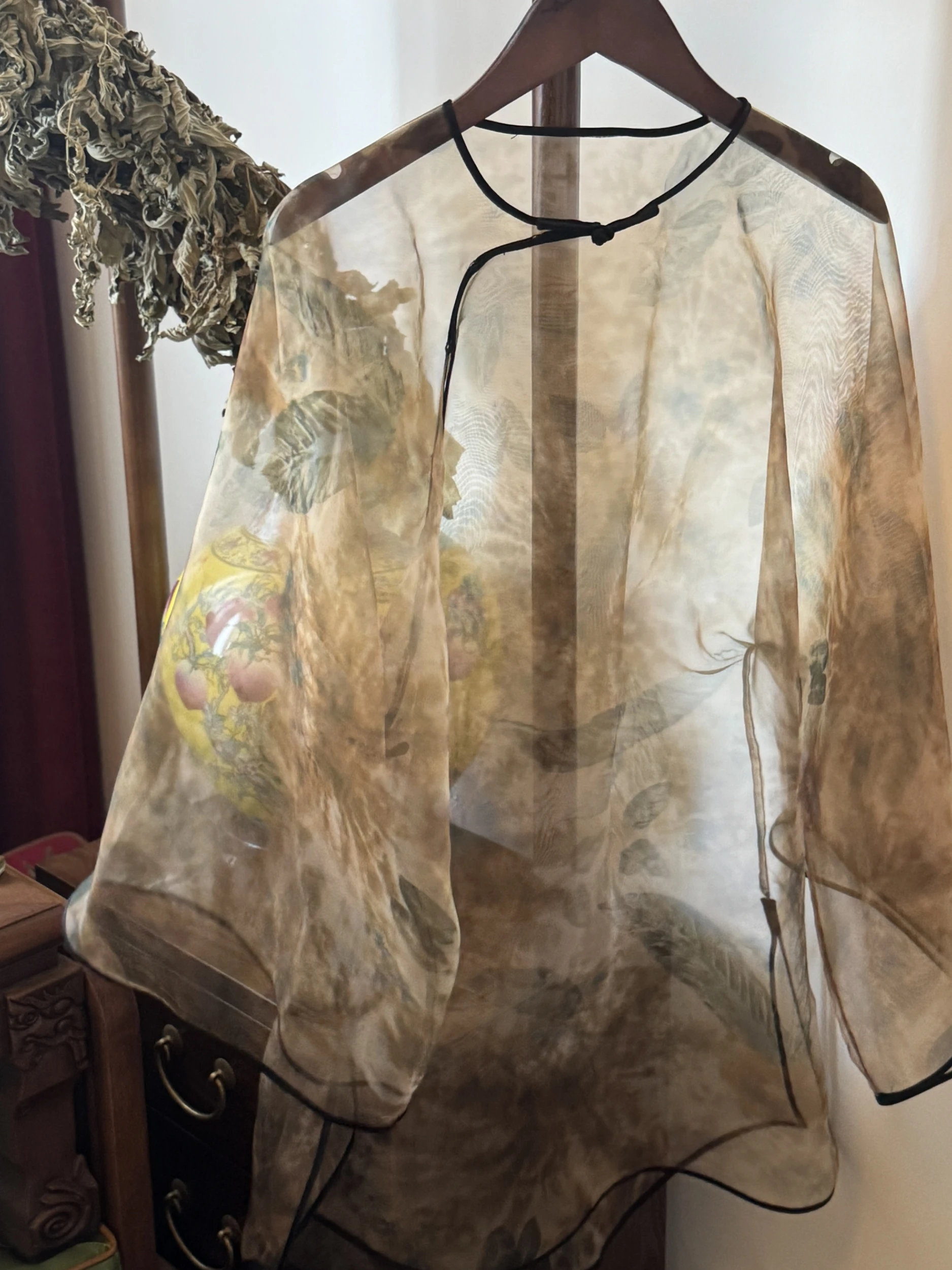 Мягкий европейский летний свободный топ-накидка из органзы в желтом и красном цветах, доступны два варианта длины, традиционный китайский стиль Ханьфу.
Мягкий европейский летний свободный топ-накидка из органзы в желтом и красном цветах, доступны два варианта длины, традиционный китайский стиль Ханьфу.