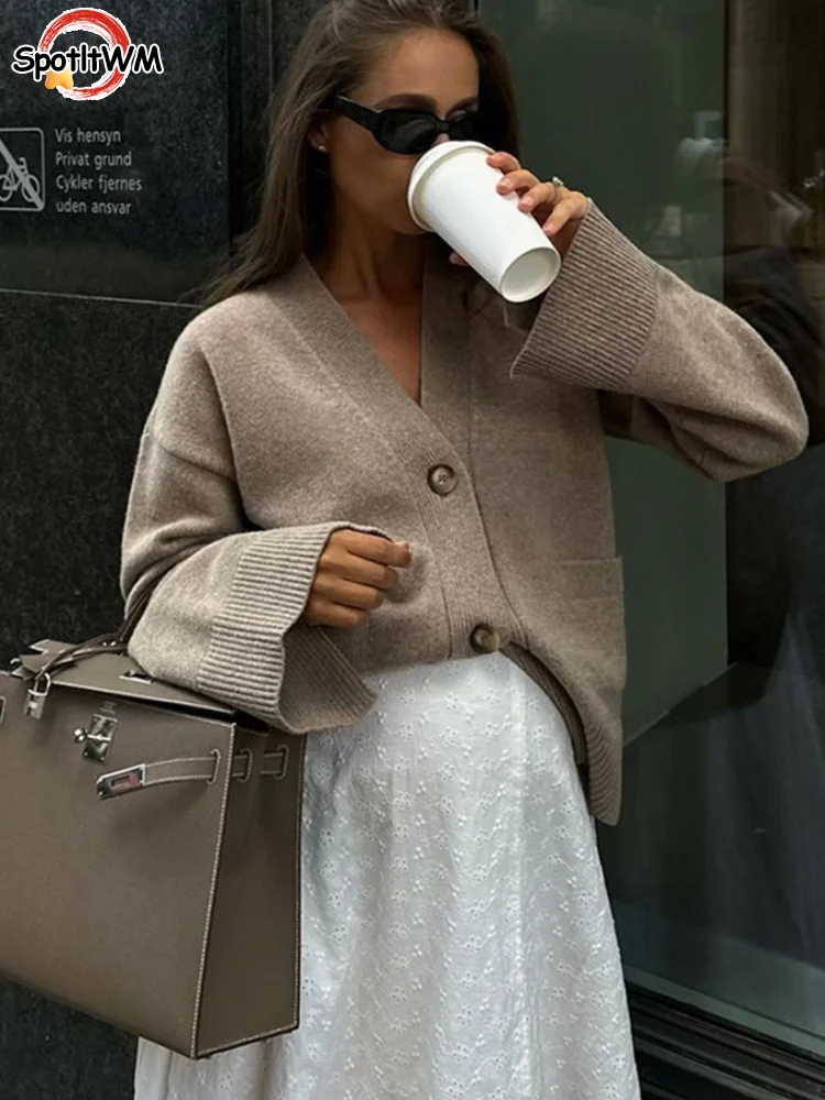 2024 Casual Solid V Neck Knitted Cardigan For Women Fashion Long Sleeve Single-breasted Sweater Autumn Lady High Street Knitwear
2024 Casual Solid V Neck Knitted Cardigan For Women Fashion Long Sleeve Single-breasted Sweater Autumn Lady High Street Knitwear