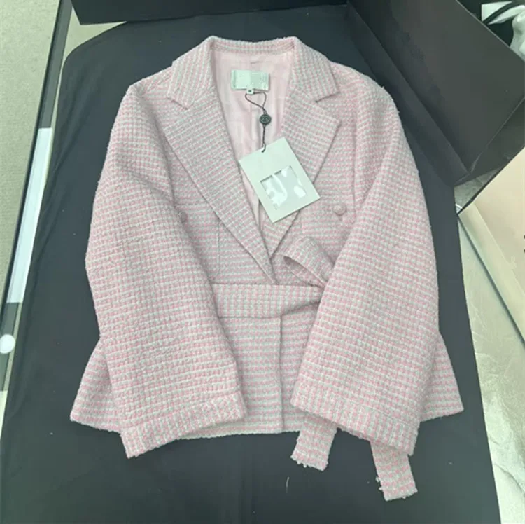 Customization New summer styles for European and American ladies' clothing 2026 Seven-quarter sleeve pink tweed coat skirt set
Customization New summer styles for European and American ladies' clothing 2026 Seven-quarter sleeve pink tweed coat skirt set