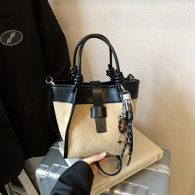 2025 New Velvet & Diamond Stitch Bag - Crossbody/Underarm/Shoulder Multi-Way Purse, Lightweight Designer Handheld Bag for Women
2025 New Velvet & Diamond Stitch Bag - Crossbody/Underarm/Shoulder Multi-Way Purse, Lightweight Designer Handheld Bag for Women