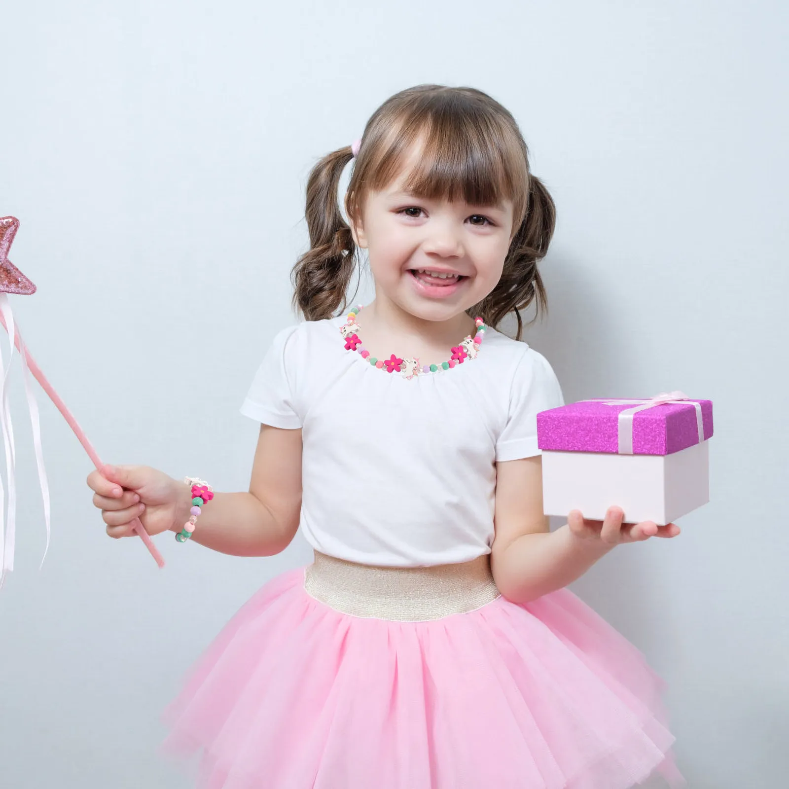 Набор украшений из разноцветных бусин для девочек: деревянное ожерелье и браслет с дизайном единорога, идеально подходят для нарядов на рождественскую вечеринку.
Набор украшений из разноцветных бусин для девочек: деревянное ожерелье и браслет с дизайном единорога, идеально подходят для нарядов на рождественскую вечеринку.