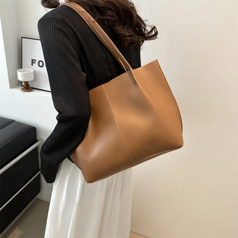 Beautiful Large Capacity and Texture Fashionable Tote Bag Niche Fashion Stylish Personality 2025 New Retro Commuter Women's Bag
Beautiful Large Capacity and Texture Fashionable Tote Bag Niche Fashion Stylish Personality 2025 New Retro Commuter Women's Bag
