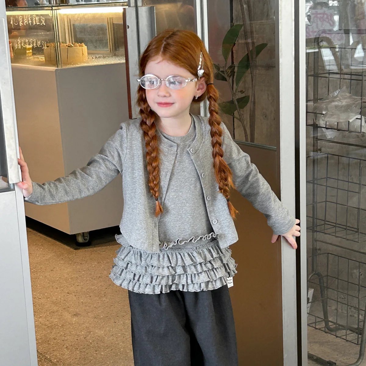 2025 Autumn New Girls Korean Version Fashion Simple Solid Color Lace Vest Long-sleeved Jacket Two-piece Set
2025 Autumn New Girls Korean Version Fashion Simple Solid Color Lace Vest Long-sleeved Jacket Two-piece Set