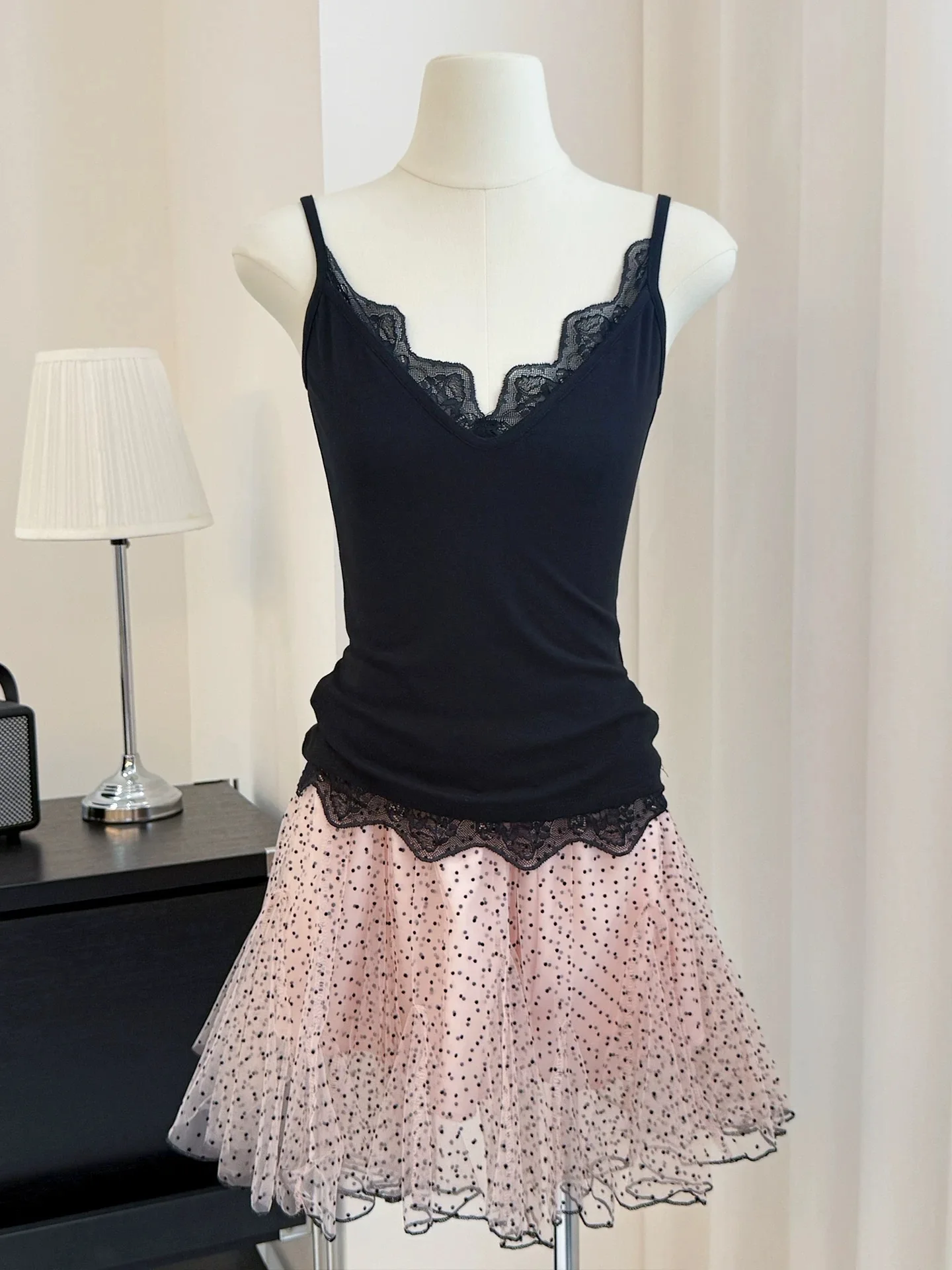 Summer Lace Splice V-neck Strapless Vest Women's plus Size Slim Fit Inner Wear Sleeveless Top Charming Fairy Simple Style
Summer Lace Splice V-neck Strapless Vest Women's plus Size Slim Fit Inner Wear Sleeveless Top Charming Fairy Simple Style