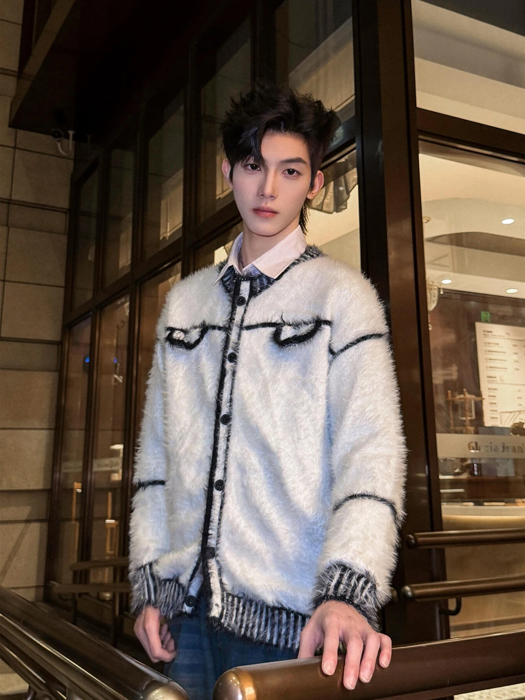 Мягкий и уютный мужской вязаный свитер из полиэфирного волокна с эффектом норкового бархата, осенне-зимний, в стиле колор-блок, для повседневной носки, класса люкс
Мягкий и уютный мужской вязаный свитер из полиэфирного волокна с эффектом норкового бархата, осенне-зимний, в стиле колор-блок, для повседневной носки, класса люкс