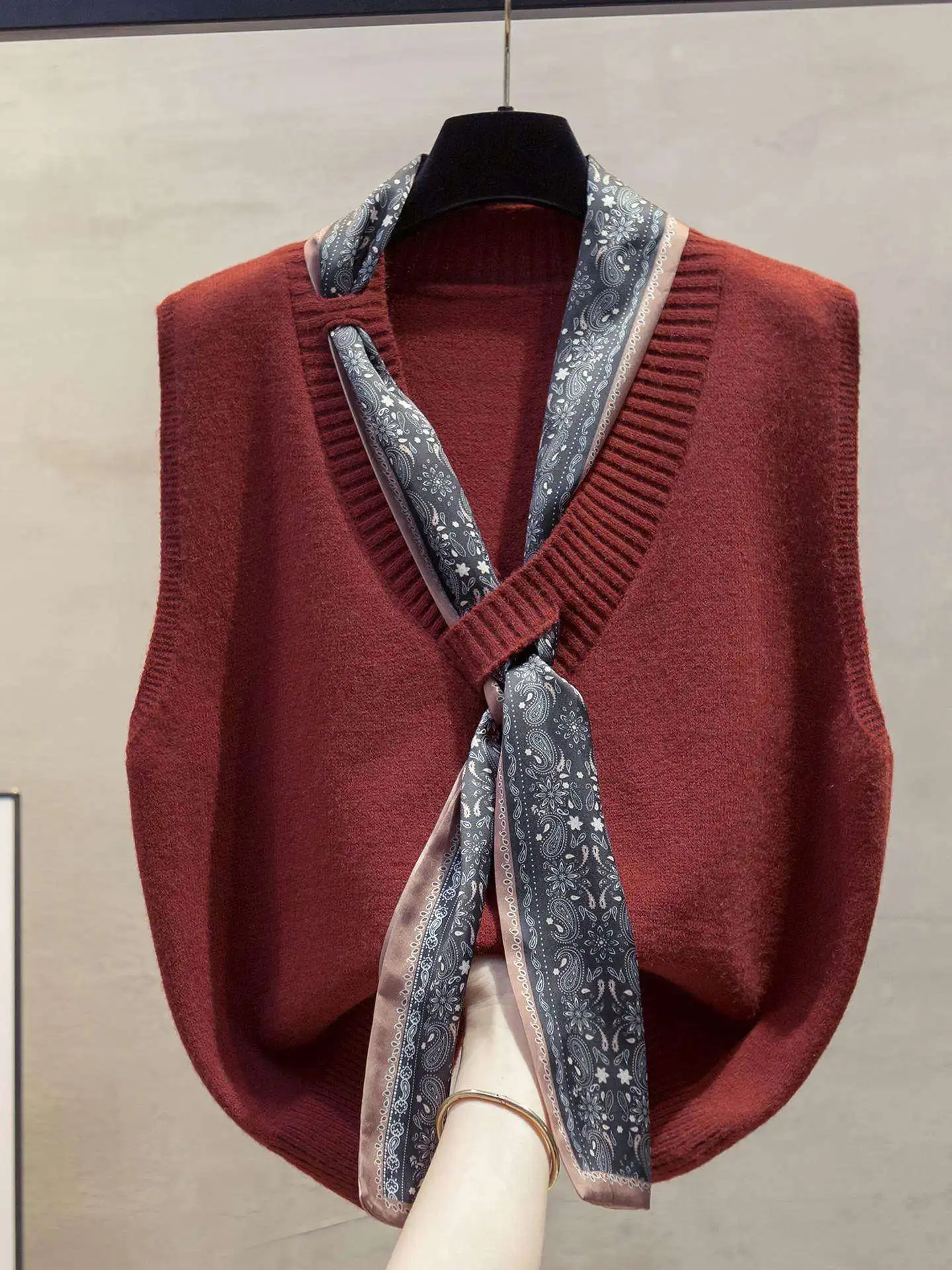 Женский вязаный жилет с V-образным вырезом и красной лентой, модный свитер для многослойных образов, прямой крой, трикотаж, зима 2025
Женский вязаный жилет с V-образным вырезом и красной лентой, модный свитер для многослойных образов, прямой крой, трикотаж, зима 2025