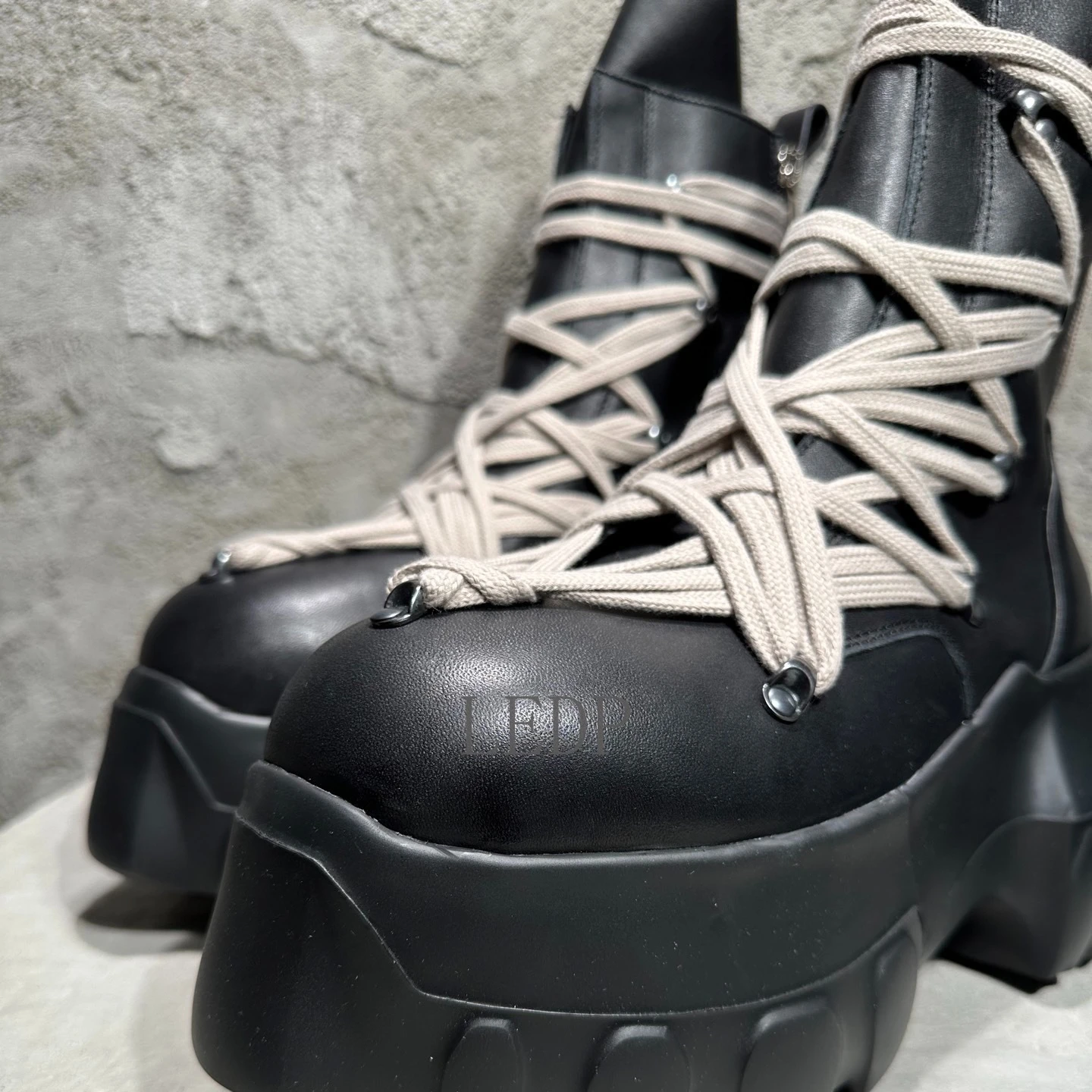 Мужские высокие туфли, женские кроссовки на платформе, кожаные туфли на шнуровке в готическом стиле, роскошные винтажные модные дизайнерские черные ботинки
Мужские высокие туфли, женские кроссовки на платформе, кожаные туфли на шнуровке в готическом стиле, роскошные винтажные модные дизайнерские черные ботинки