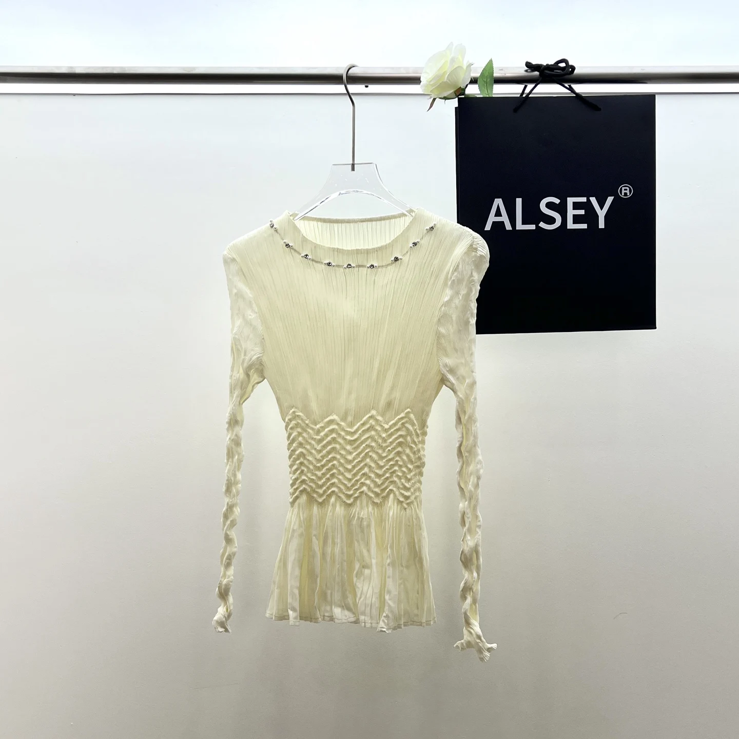 Miyake Ruffles Solid Color Bottoming Shirt 2025 Spring New Temperament Waisted Hundred T-shirt
Miyake Ruffles Solid Color Bottoming Shirt 2025 Spring New Temperament Waisted Hundred T-shirt