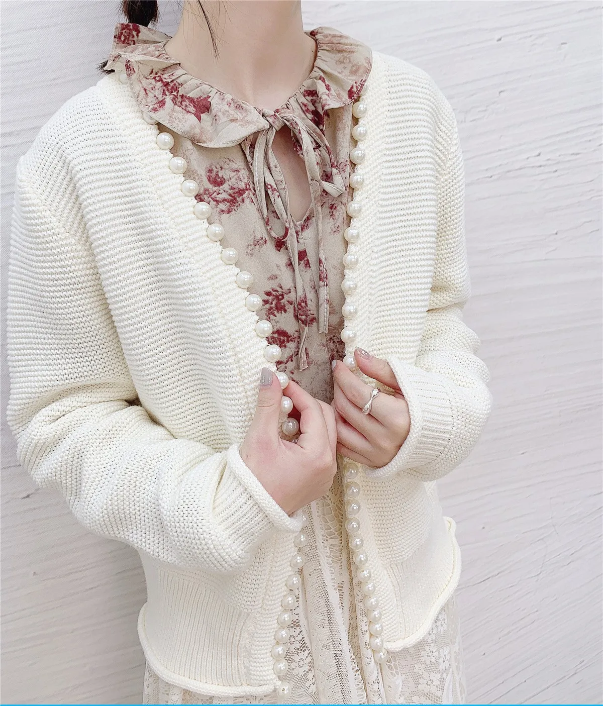 ANNUUS Новинка: Женский модный вязаный кардиган с жемчужными пуговицами, однотонный, для повседневной носки, осень-зима
ANNUUS Новинка: Женский модный вязаный кардиган с жемчужными пуговицами, однотонный, для повседневной носки, осень-зима