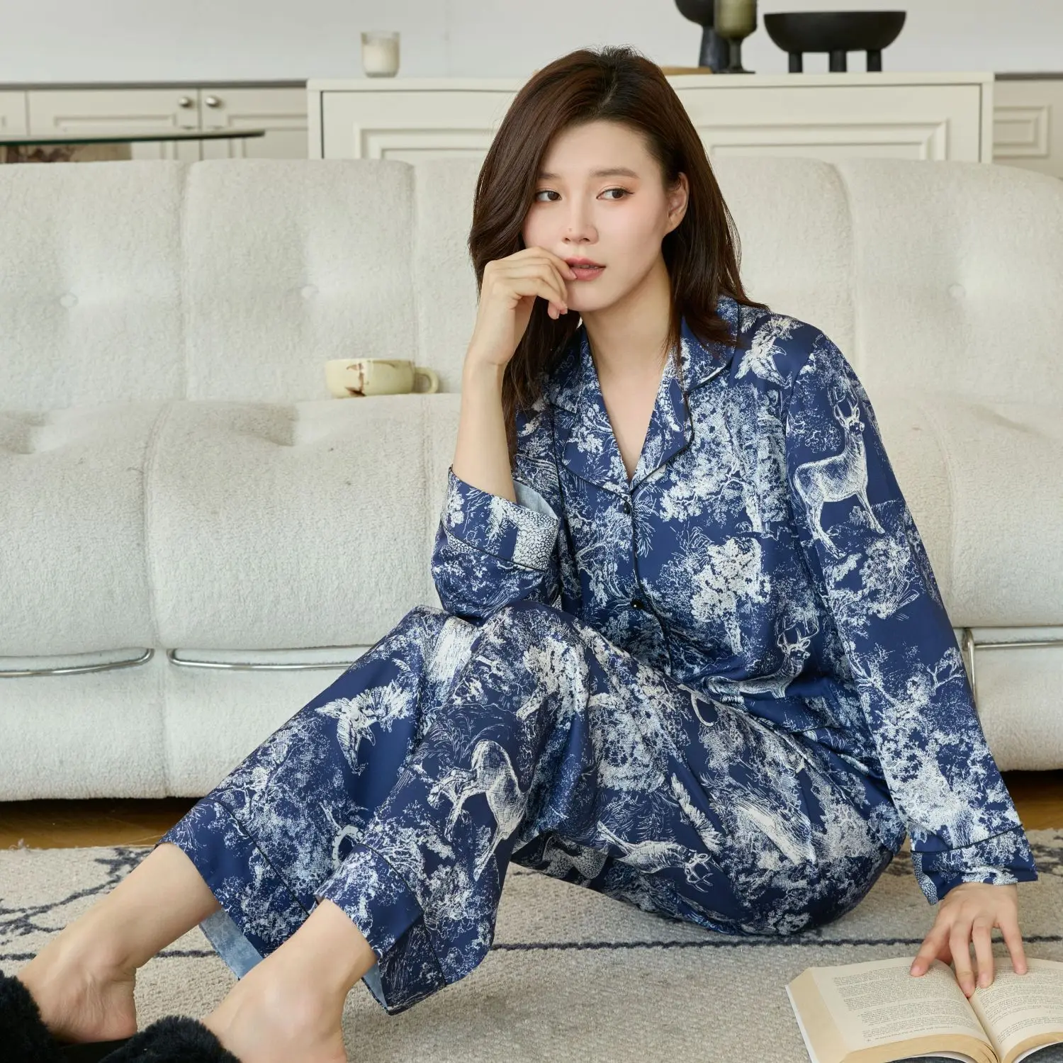 Роскошный шелковистый атласный комплект пижамы с длинными рукавами: женская домашняя одежда, кимоно, топ, брюки с принтом, осенне-весенний комплект для дома и отдыха
Роскошный шелковистый атласный комплект пижамы с длинными рукавами: женская домашняя одежда, кимоно, топ, брюки с принтом, осенне-весенний комплект для дома и отдыха