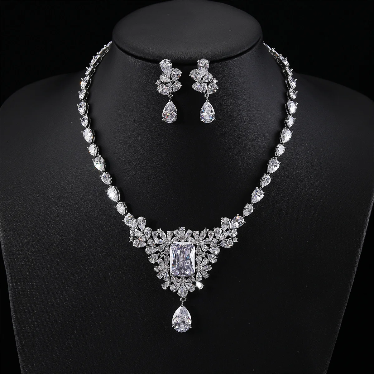 Fashion CZ Flower Pendant Necklace Earrings Cubic Zirconia Bridal Wedding Jewelry Sets for Women Gift CN11099
Fashion CZ Flower Pendant Necklace Earrings Cubic Zirconia Bridal Wedding Jewelry Sets for Women Gift CN11099
