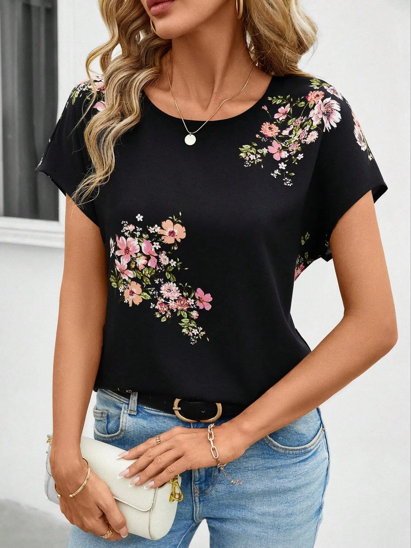 Black Floral Print Short Sleeve Top for Women - Loose Fit, Summer Casual
Black Floral Print Short Sleeve Top for Women - Loose Fit, Summer Casual