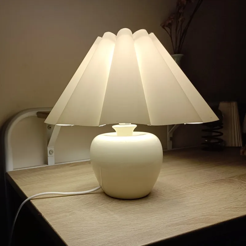 Pleated Fabric Table Lamp Korean Vintage Led Ceramic Desk Lamps for Bedroom Bedside Home Indoor Lighting Living Room Decoration
Pleated Fabric Table Lamp Korean Vintage Led Ceramic Desk Lamps for Bedroom Bedside Home Indoor Lighting Living Room Decoration