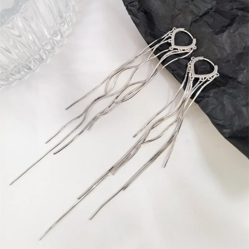 S925 Tremella buckle fashion trendy women's earrings temperament snake bone chain long fringed earrings trendy wear
S925 Tremella buckle fashion trendy women's earrings temperament snake bone chain long fringed earrings trendy wear