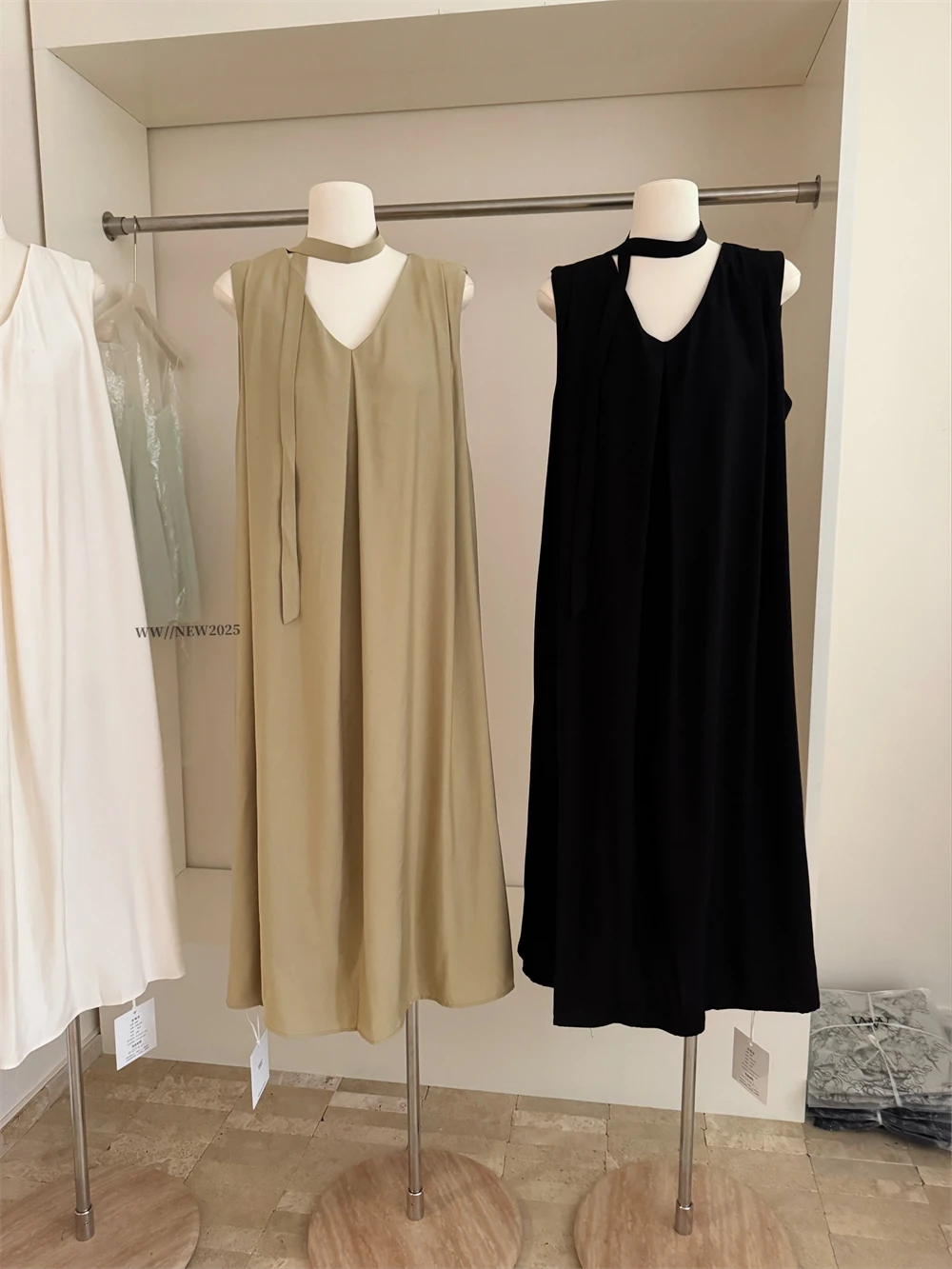 Summer Women French Vintage Maxi V-Neck Dress Party Evening Loose Casual Frocks One-Piece Solid Color Simple Old Money New
Summer Women French Vintage Maxi V-Neck Dress Party Evening Loose Casual Frocks One-Piece Solid Color Simple Old Money New