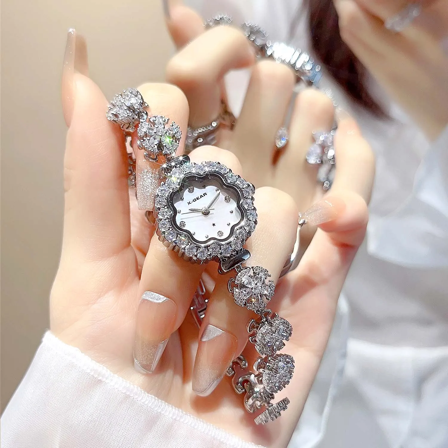 Женские водонепроницаемые модные часы-браслет с цирконом, новый кварцевый механизм, вращающийся браслет
Женские водонепроницаемые модные часы-браслет с цирконом, новый кварцевый механизм, вращающийся браслет