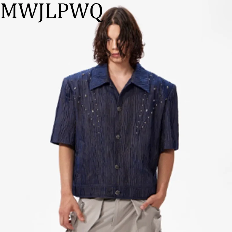 MWJLPWQ Folded Texture Handmade Diamond Male Jacket High Street Short Sleeve 2025 Summer New Silhouette Shoulder Pad Tops 010489
MWJLPWQ Folded Texture Handmade Diamond Male Jacket High Street Short Sleeve 2025 Summer New Silhouette Shoulder Pad Tops 010489