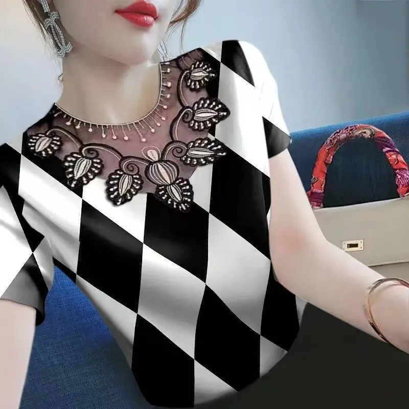 Grid short-sleeved T-shirt for women versatile new summer style loose base shirt fashionable casual top
Grid short-sleeved T-shirt for women versatile new summer style loose base shirt fashionable casual top